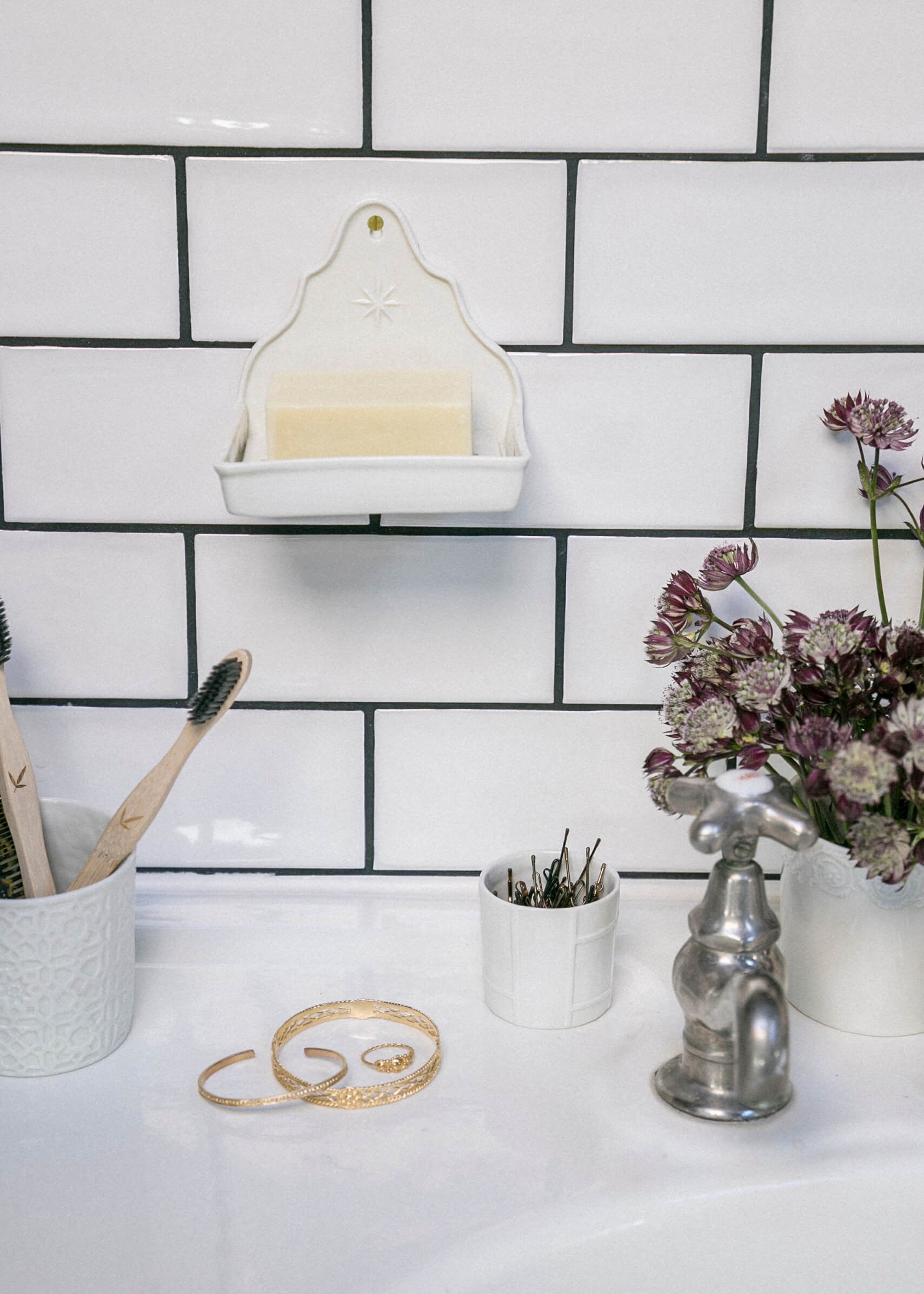 Etoile wall soap dish in white porcelain