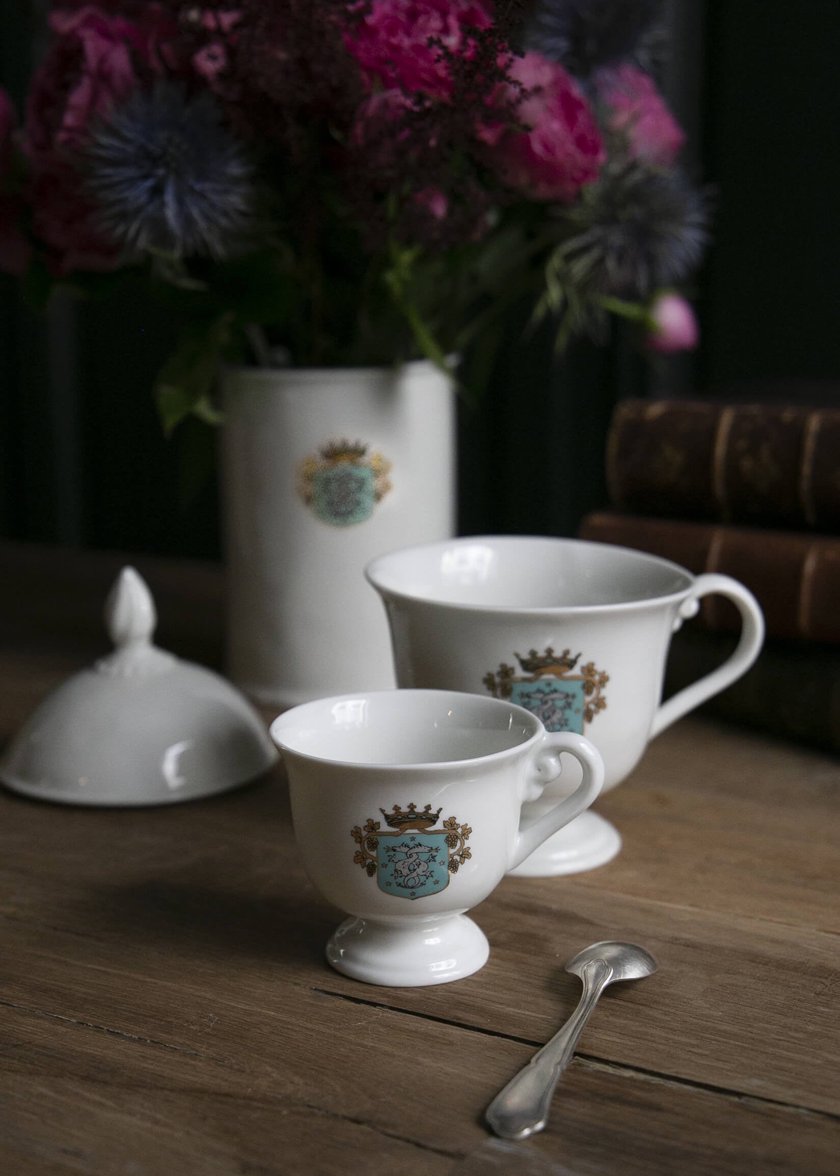Tasse à café sur pied Mimi Thorisson x Alix D. Reynis en porcelaine blanche