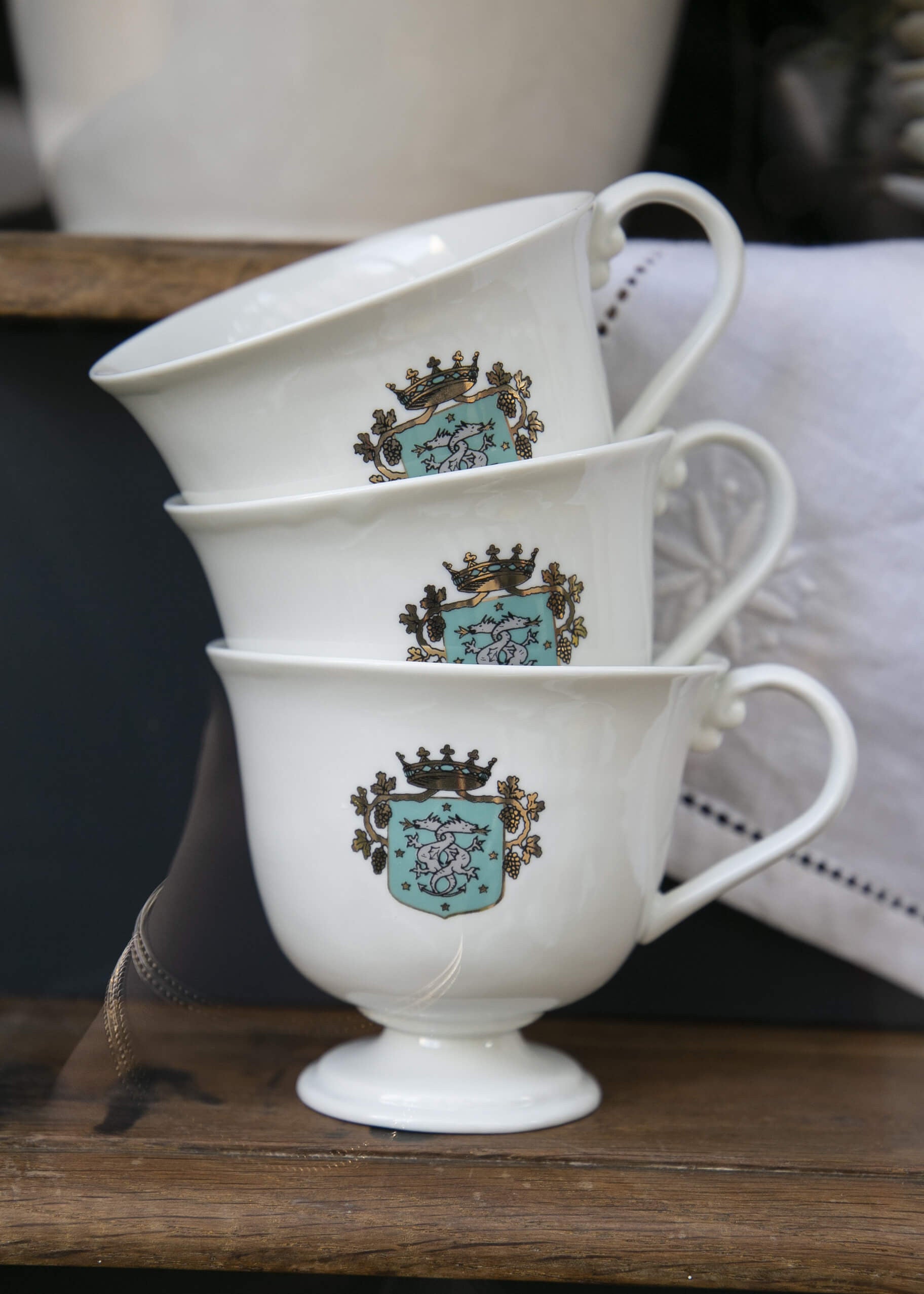 Tasse à café sur pied Mimi Thorisson x Alix D. Reynis en porcelaine blanche