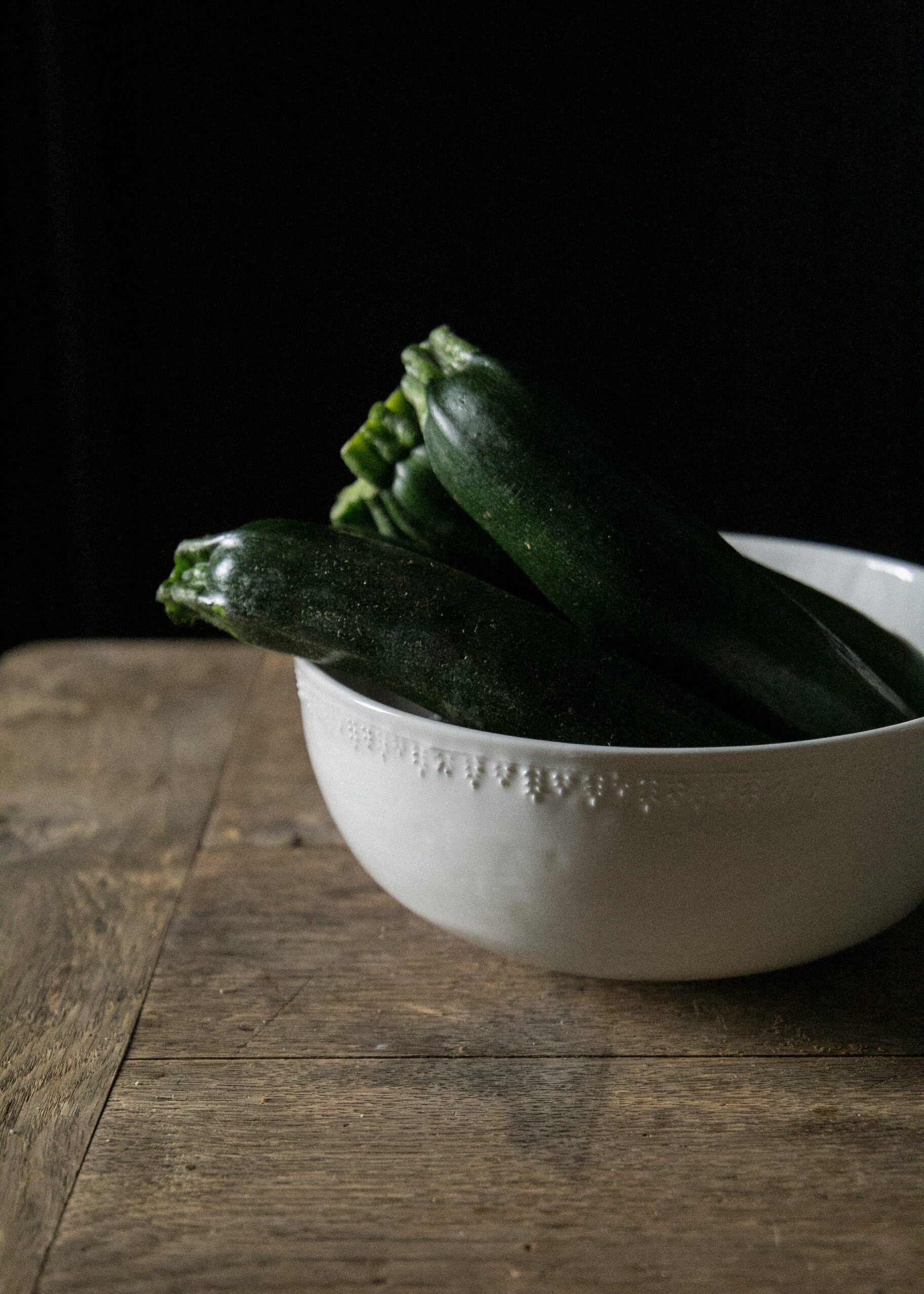 Demeter round salad bowl in white porcelain