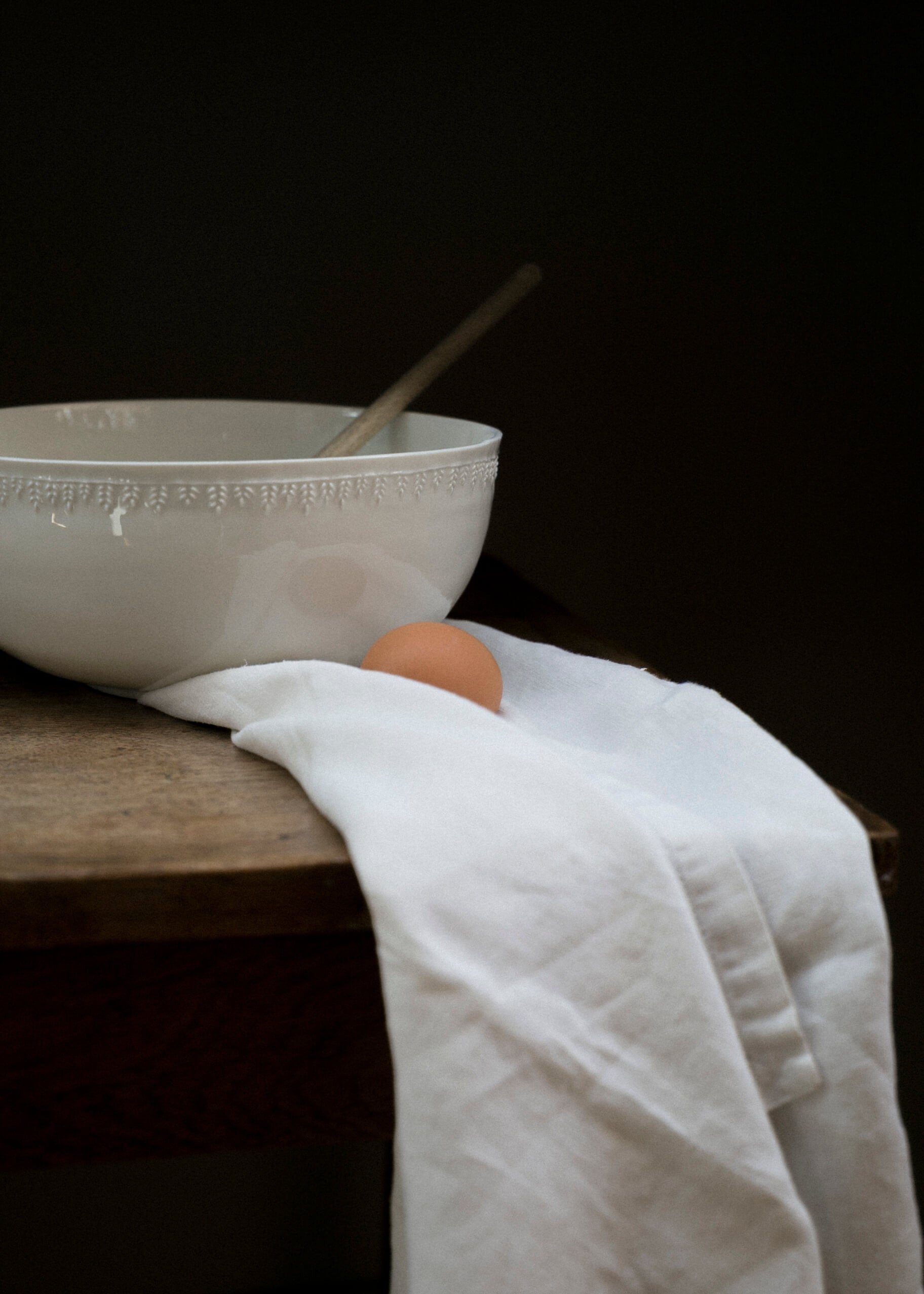 Demeter round salad bowl in white porcelain