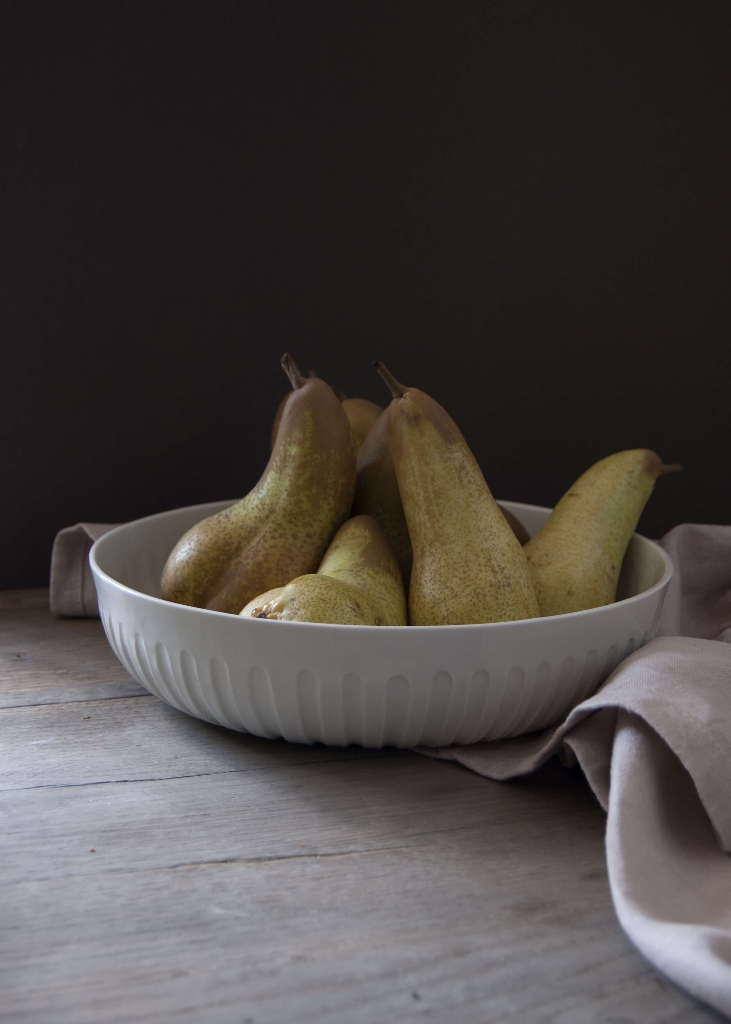 Corinthe large fruit bowl in white porcelain