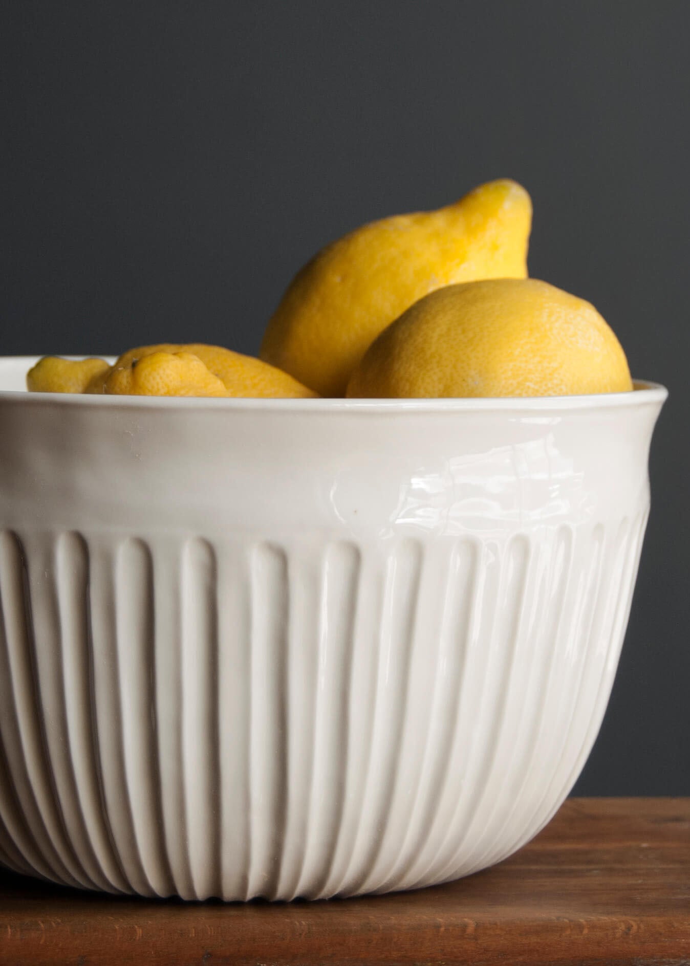 Corinthe round salad bowl in white porcelain