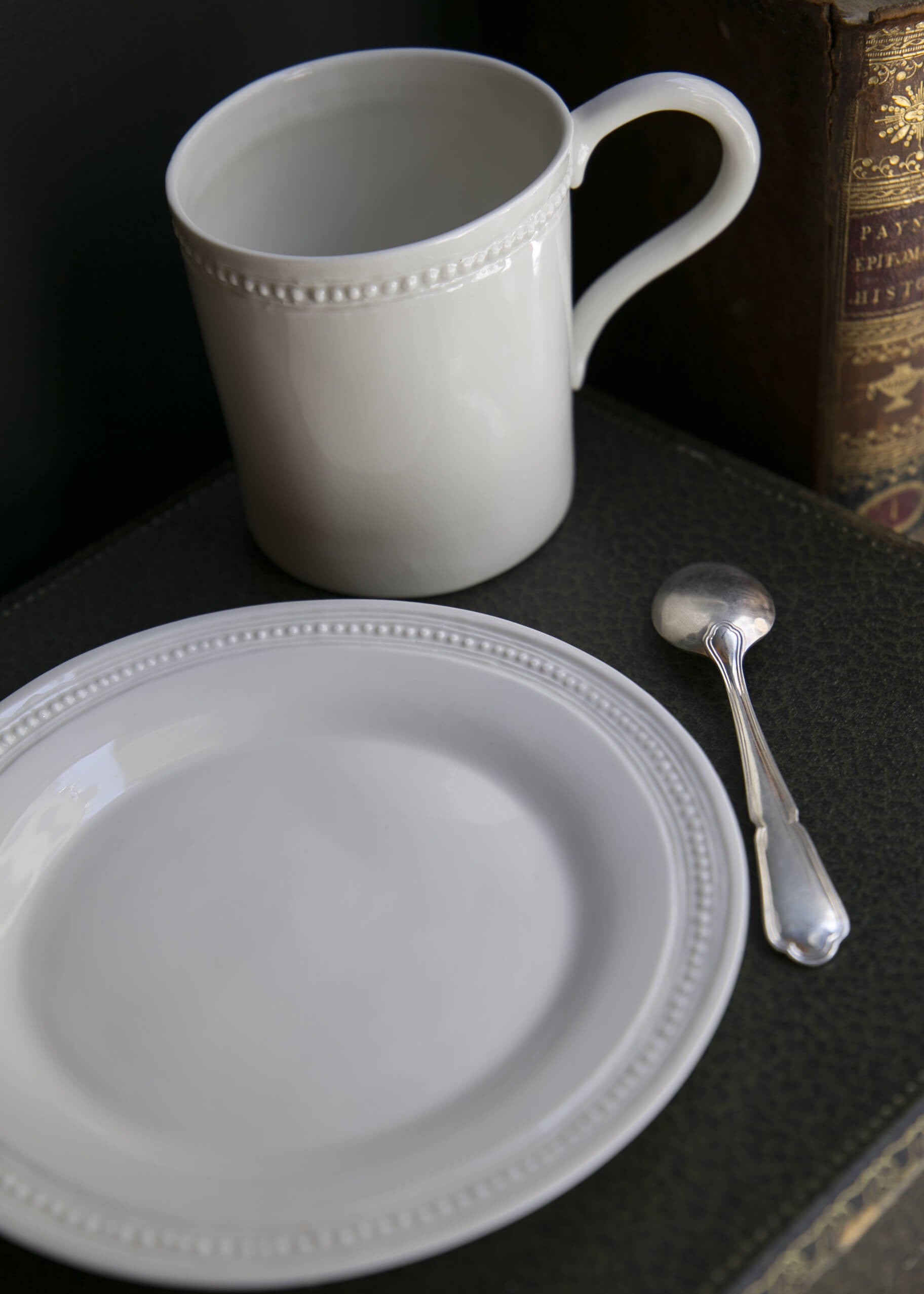 Louis XVI bread plate in white porcelain