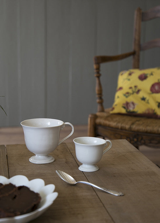 Tasse à thé piédouche | Porcelaine de Limoges | Savoir-faire artisanal | Alix D. Reynis