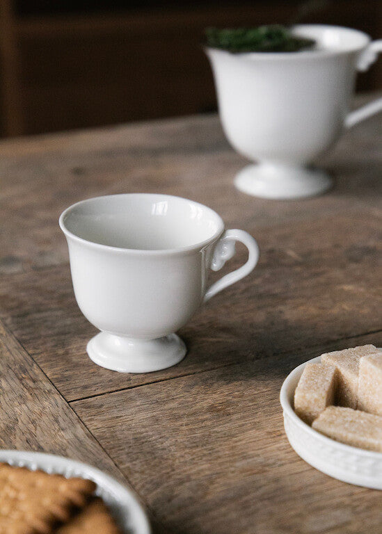 Tasse à café piédouche en porcelaine blanche de Limoges