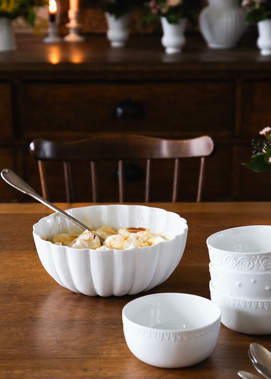 Venus salad bowl in white porcelain