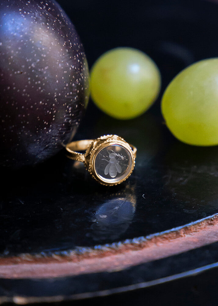 Abelha 18k gold intaglio ring