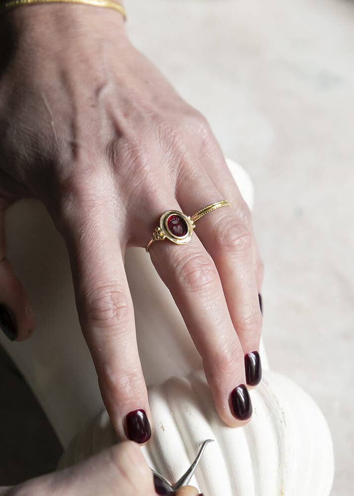 Amore 18k gold intaglio ring