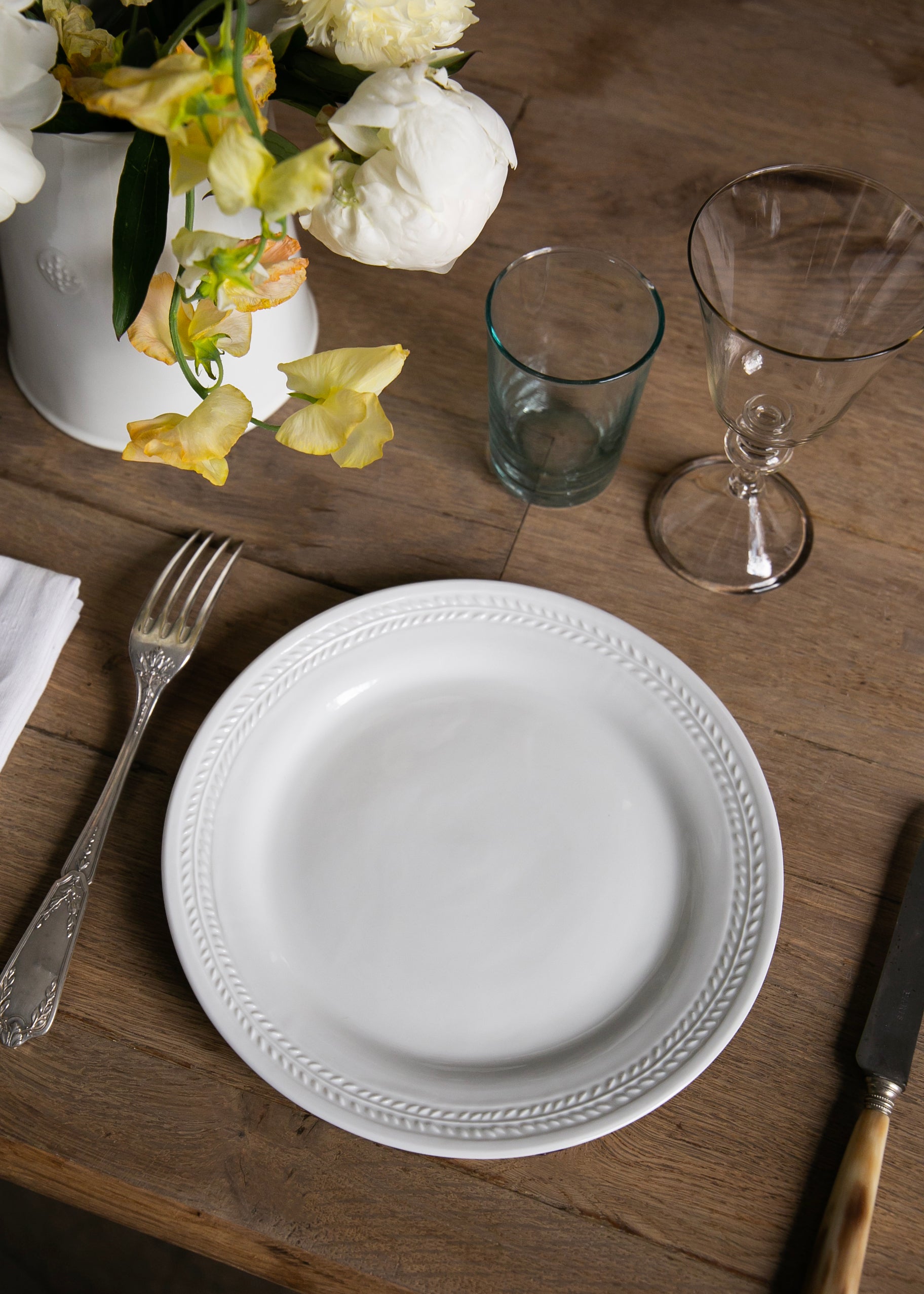 Coffret de 4 assiettes à dîner Empire et 4 assiettes à dessert Empire en porcelaine banche