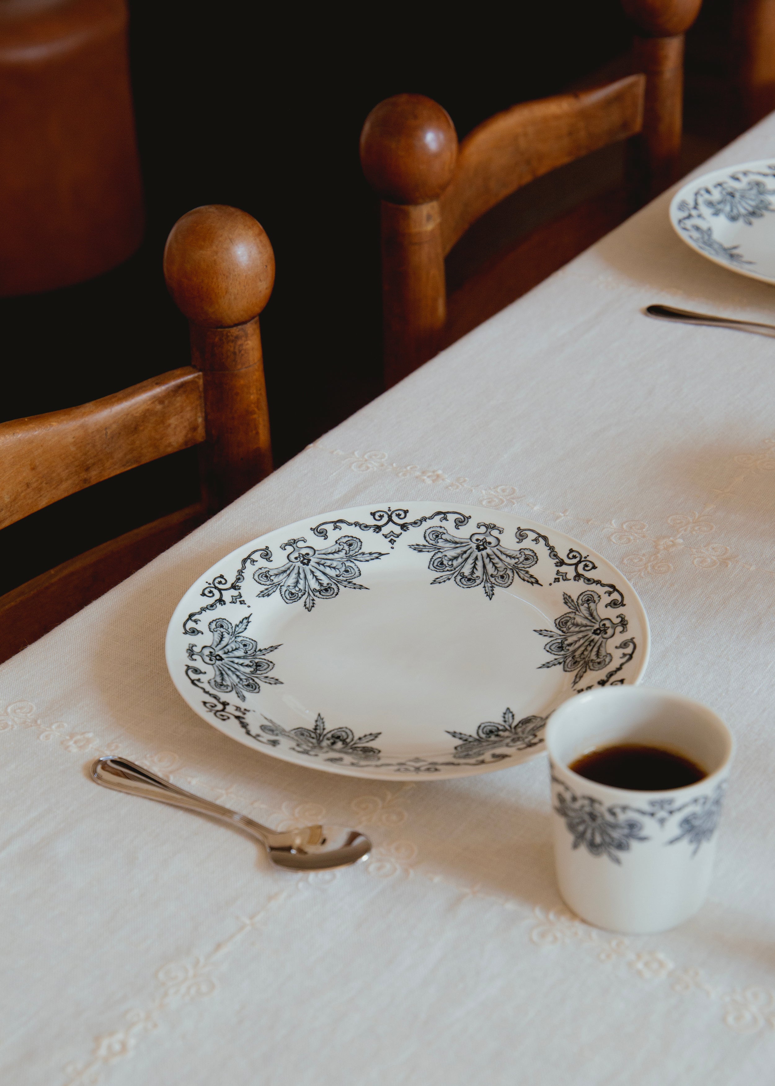 Plume white porcelain dessert plate