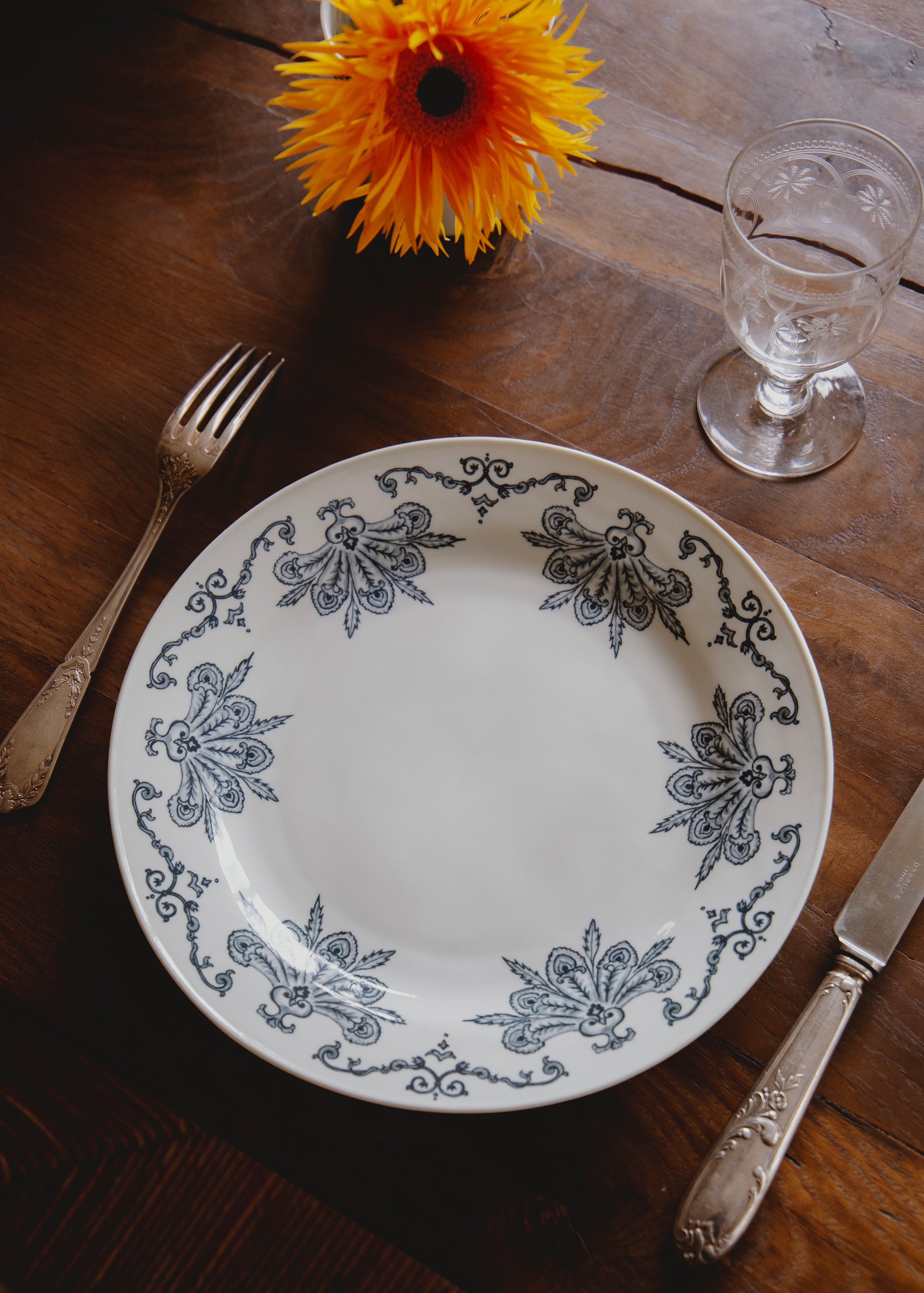 Plume white porcelain dinner plate