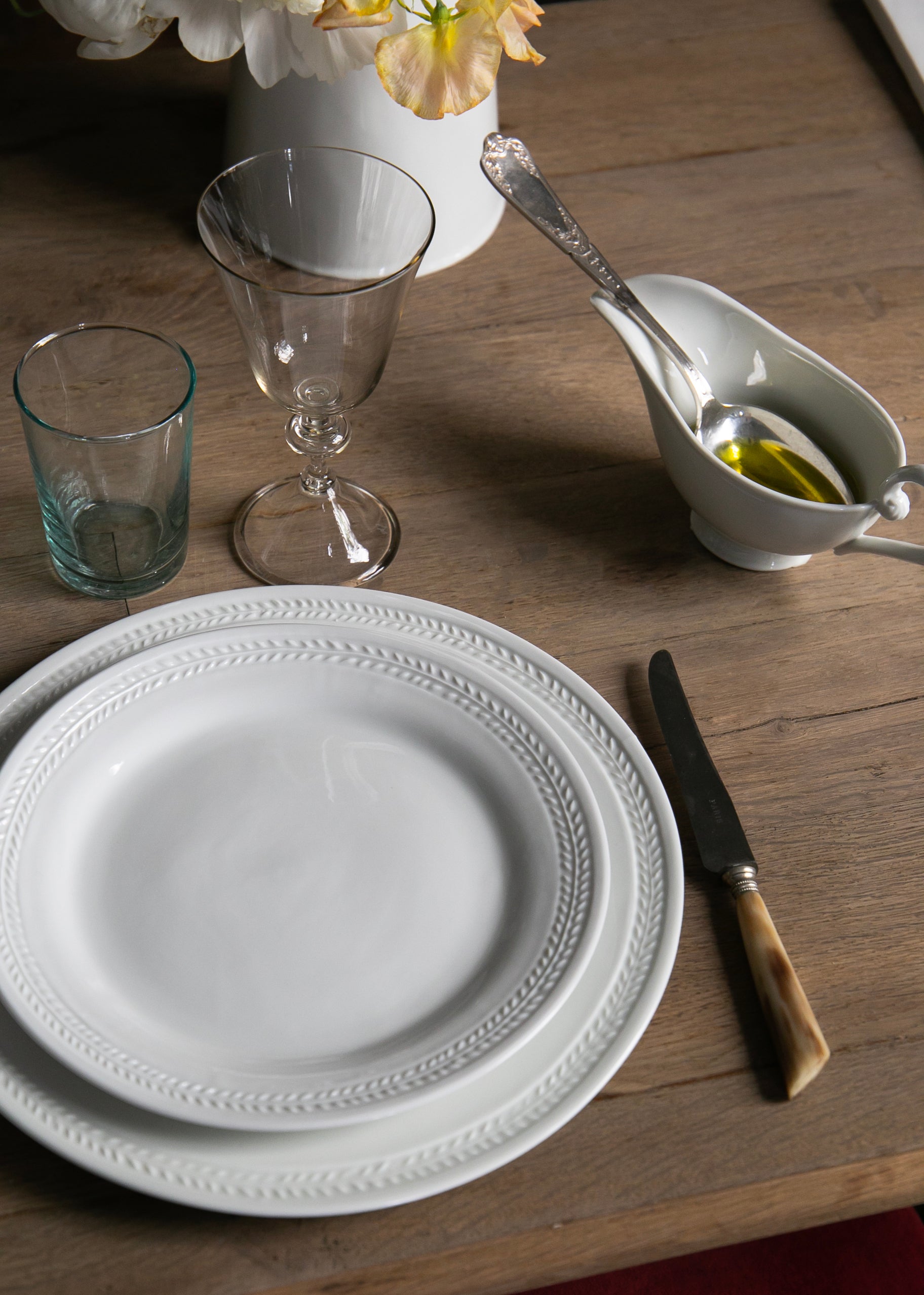 Coffret de 4 assiettes à dîner Empire et 4 assiettes à dessert Empire en porcelaine banche