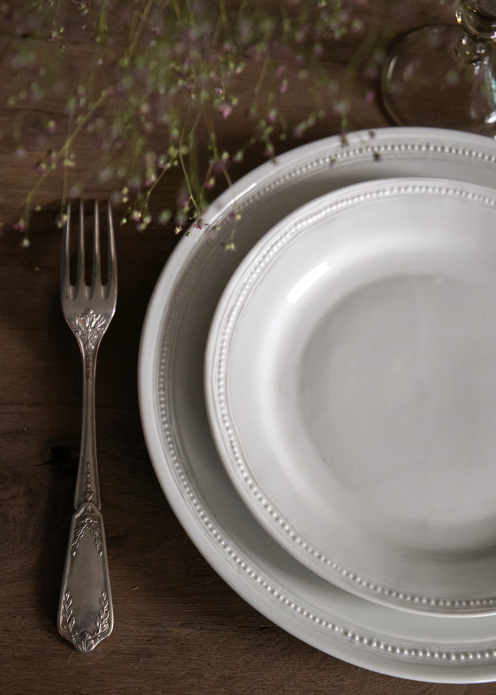 Coffret de 4 assiettes à dîner Louis XVI et 4 assiettes à dessert Louis XVI en porcelaine banche