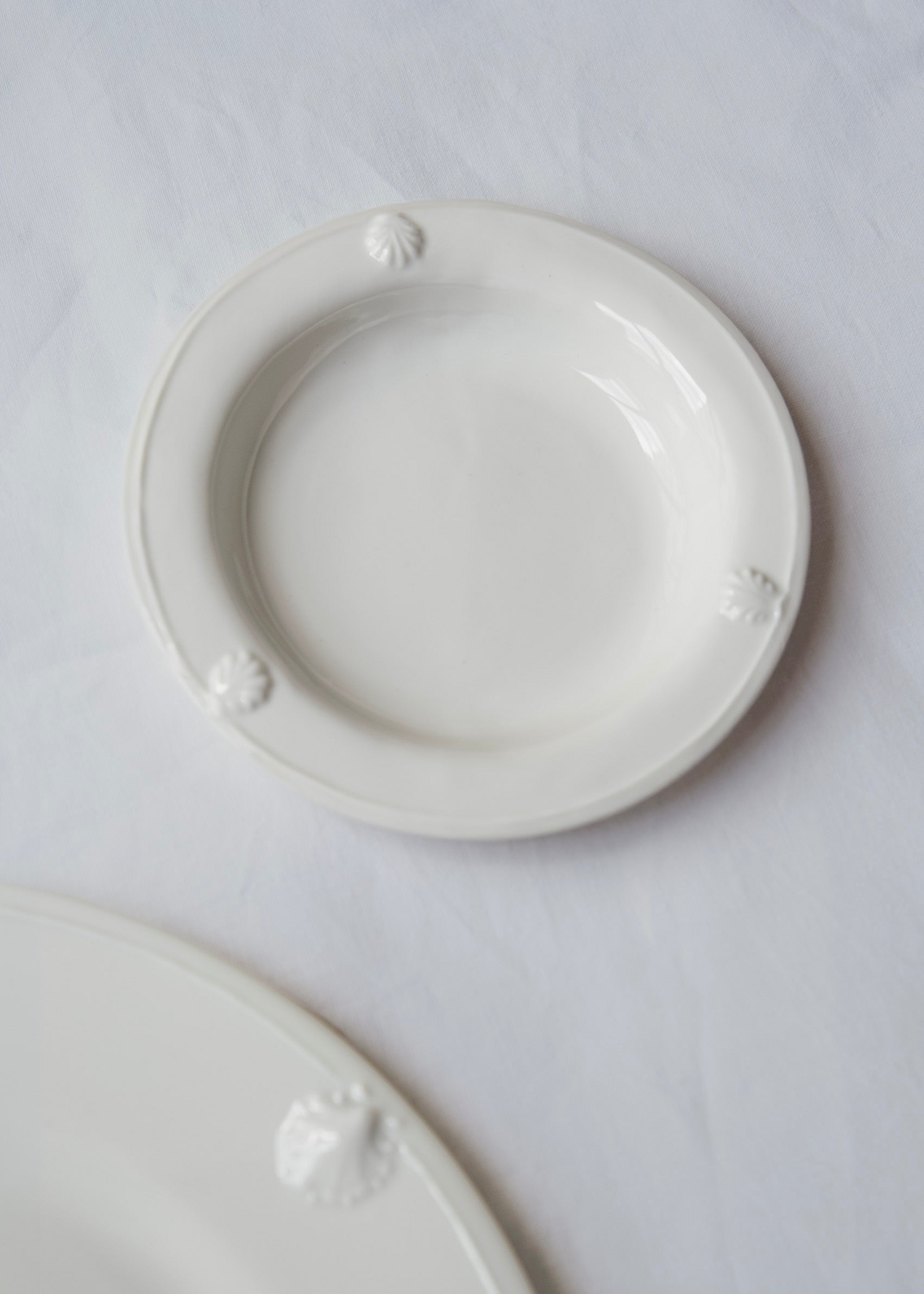 Coffret de 6 assiettes à dîner Saint Jacques, 6 assiettes à dessert Saint Jacques et 6 assiettes à pain Saint Jacques en porcelaine banche