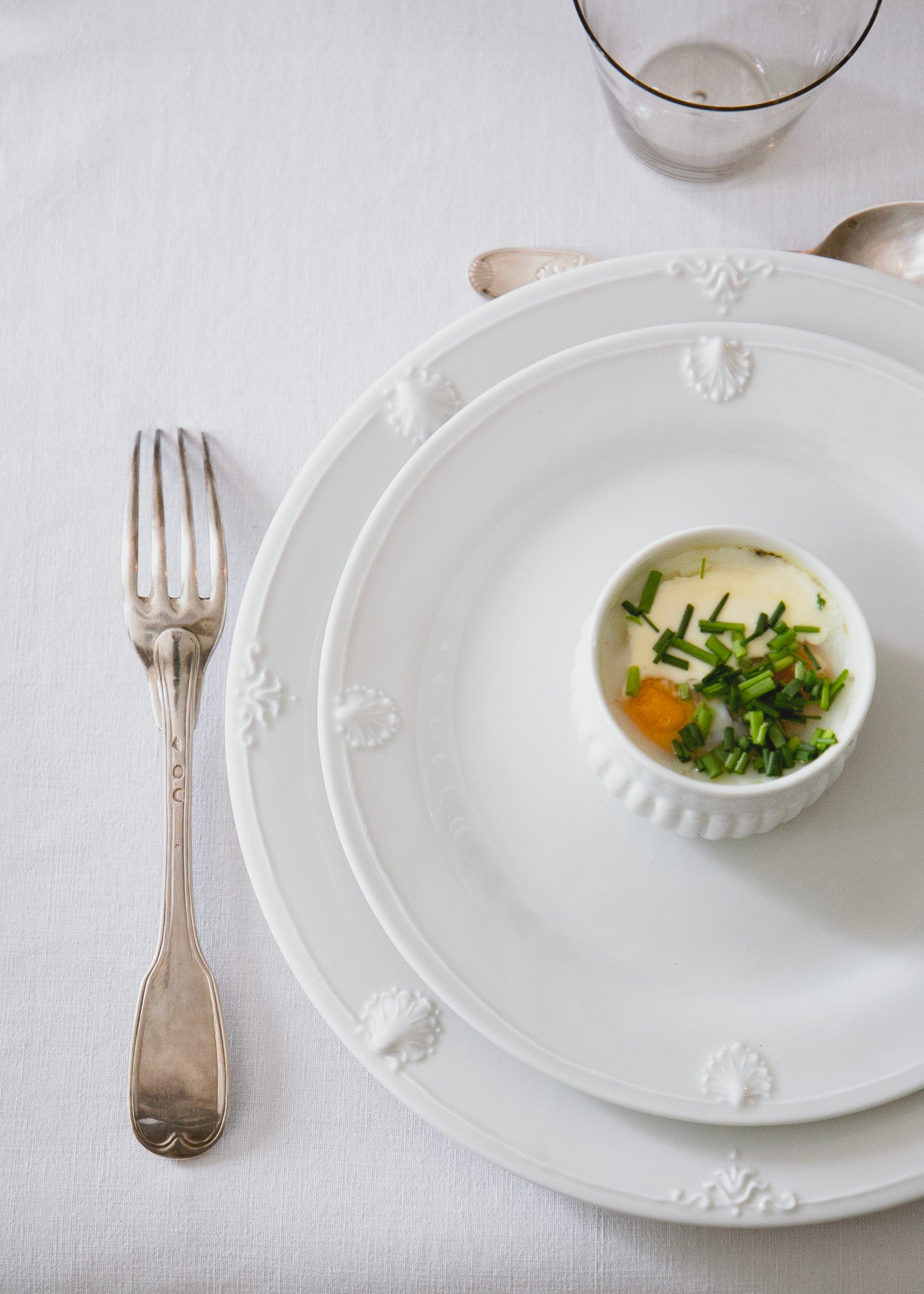 Coffret de 4 assiettes à dîner Saint Jacques et 4 assiettes à dessert Saint Jacques en porcelaine banche