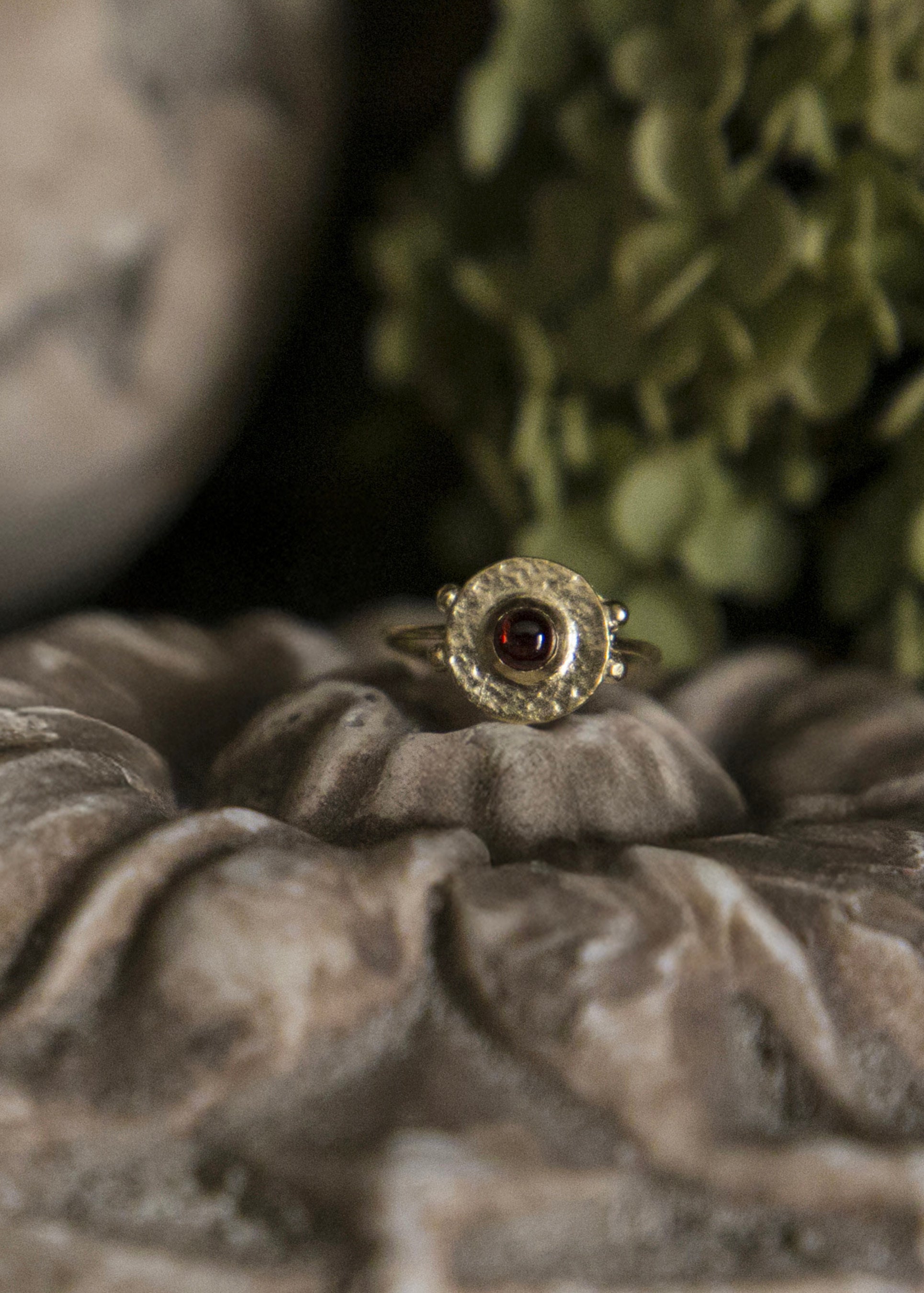 Bague en vermeil et grenat Mérovée