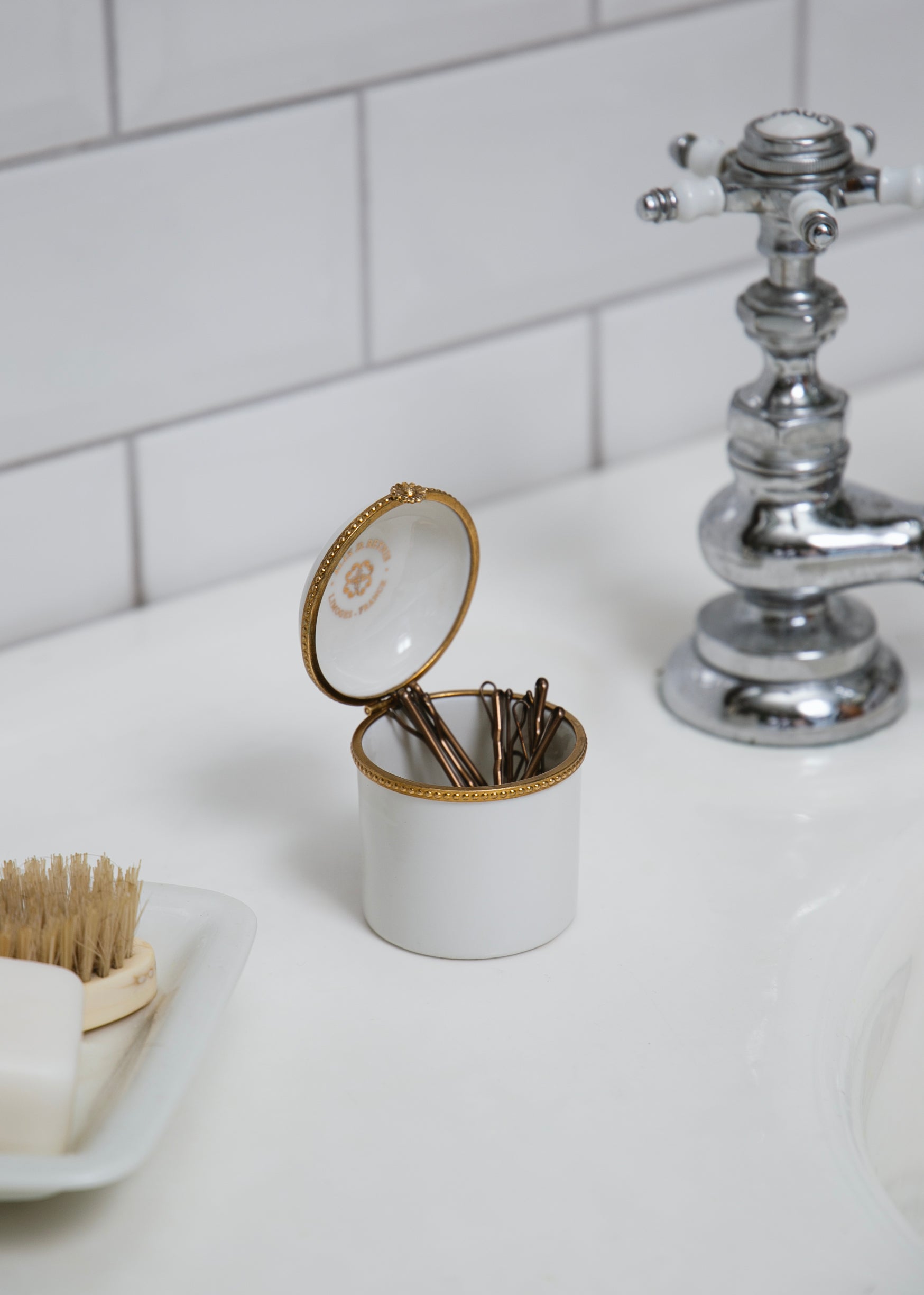Boite haute sertie en porcelaine blanche