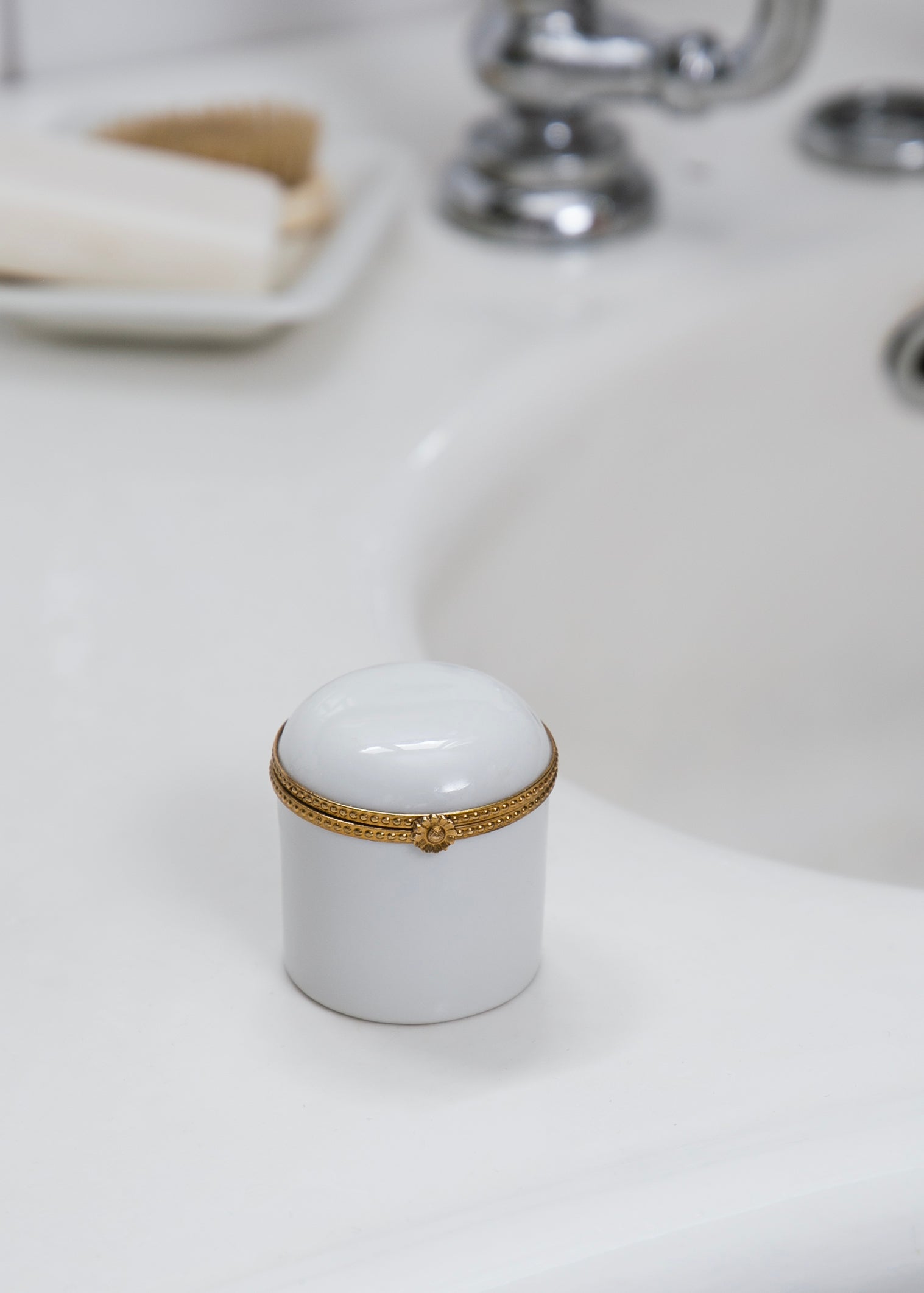 Boite haute sertie en porcelaine blanche