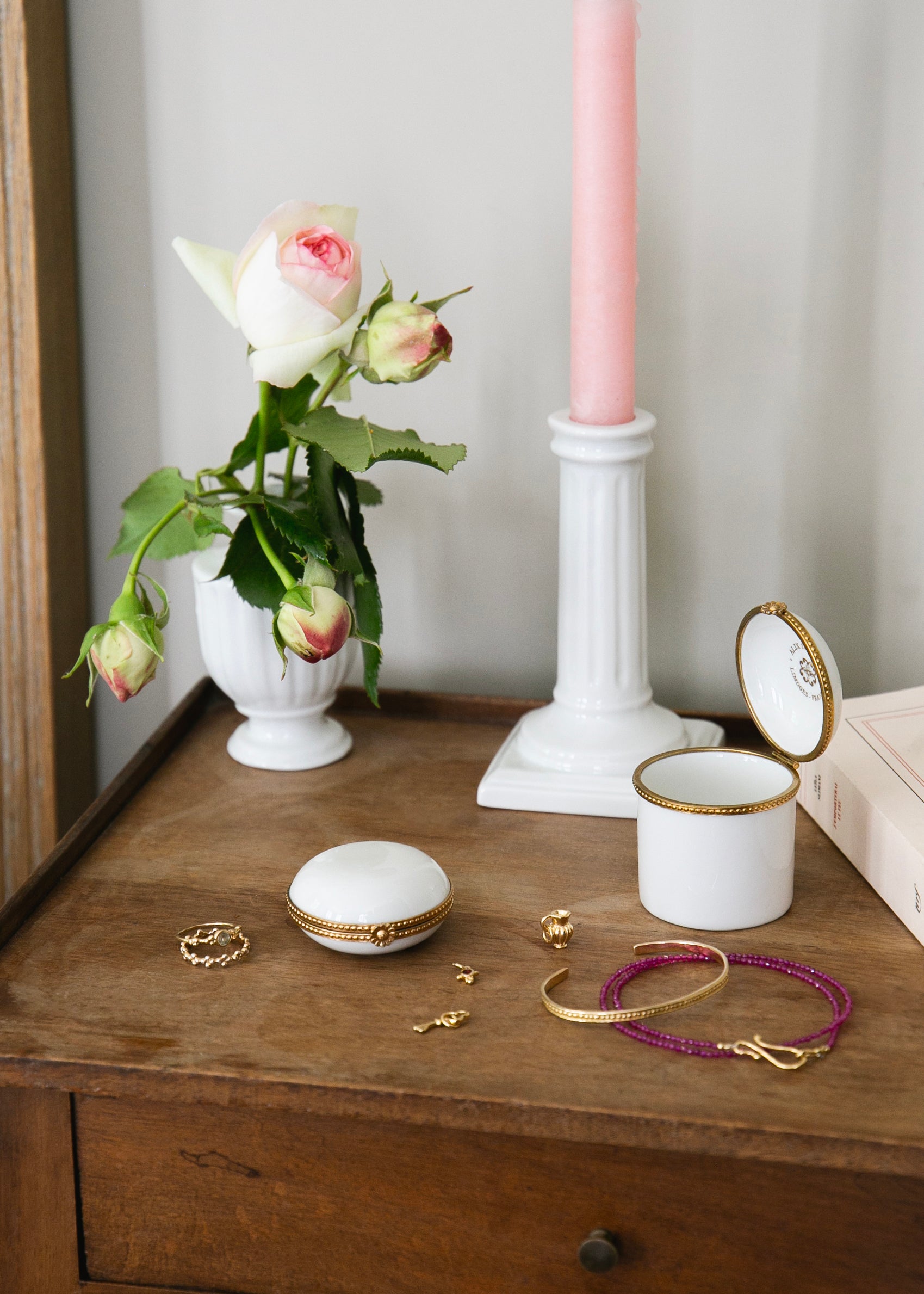 Boite haute sertie en porcelaine blanche