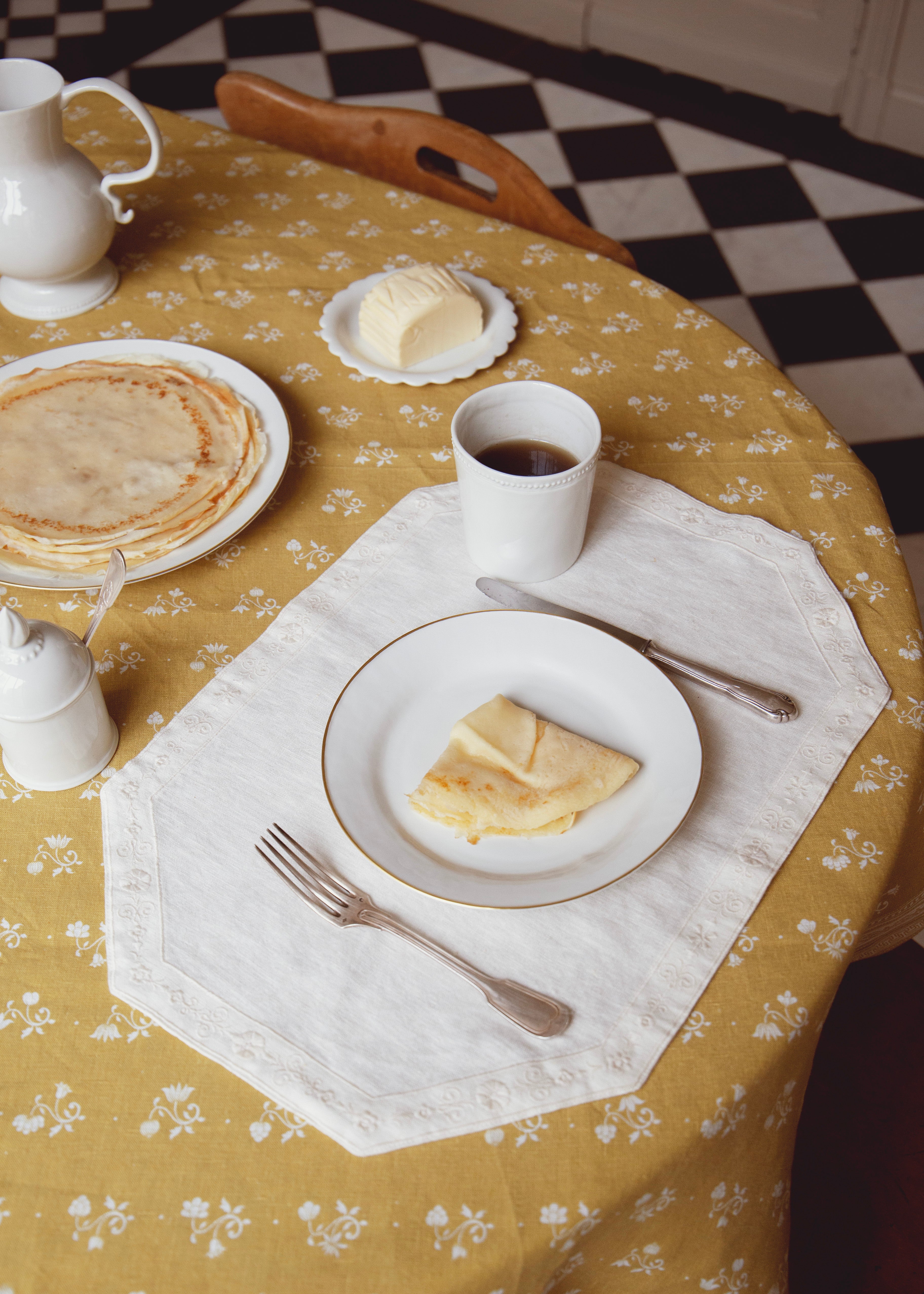 Eugénie placemat in off-white embroidered linen