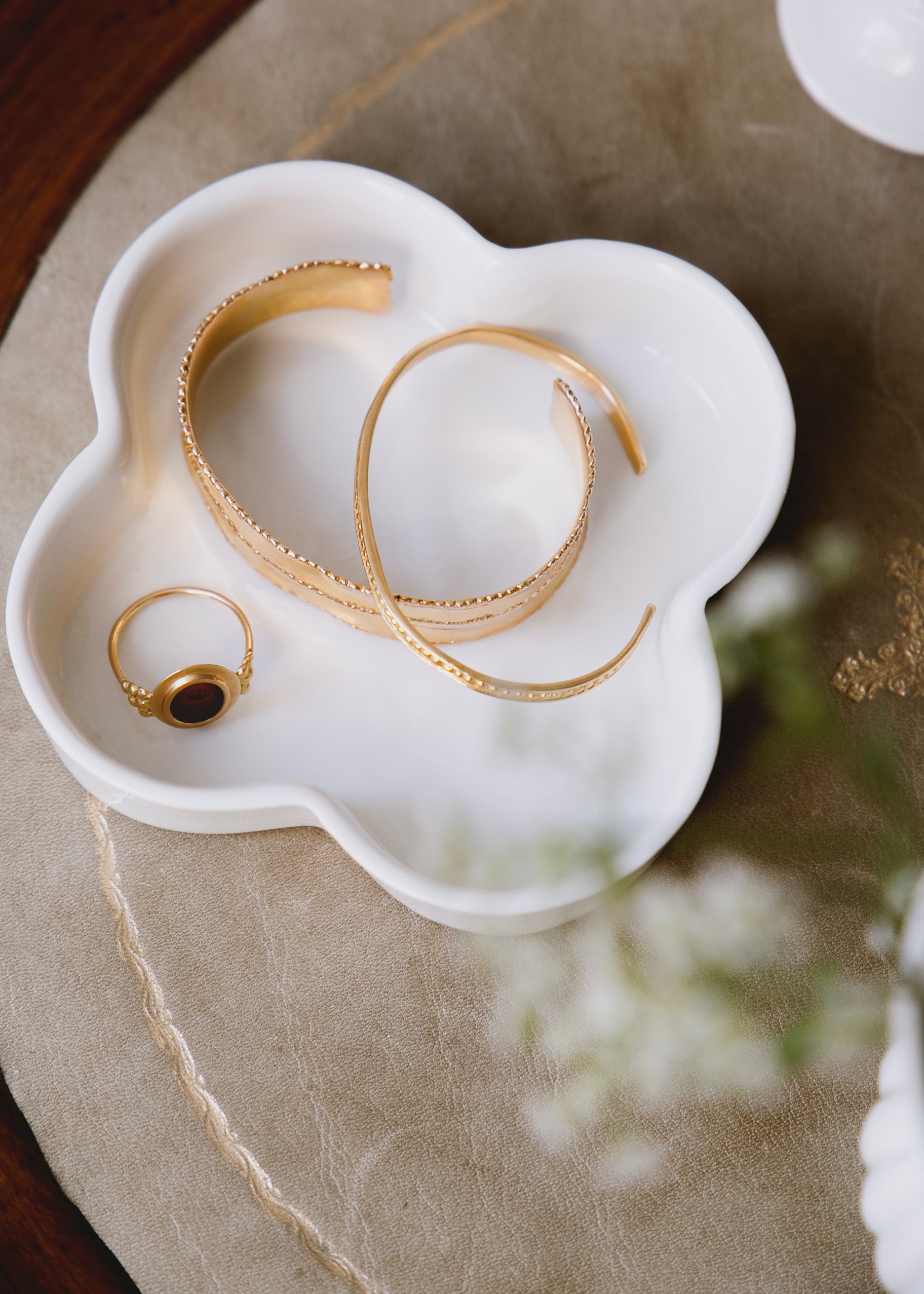  Quadrilobée saucer in white porcelain
