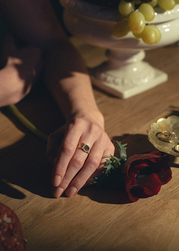 Arès 18-karat gold and black onyx intaglio ring