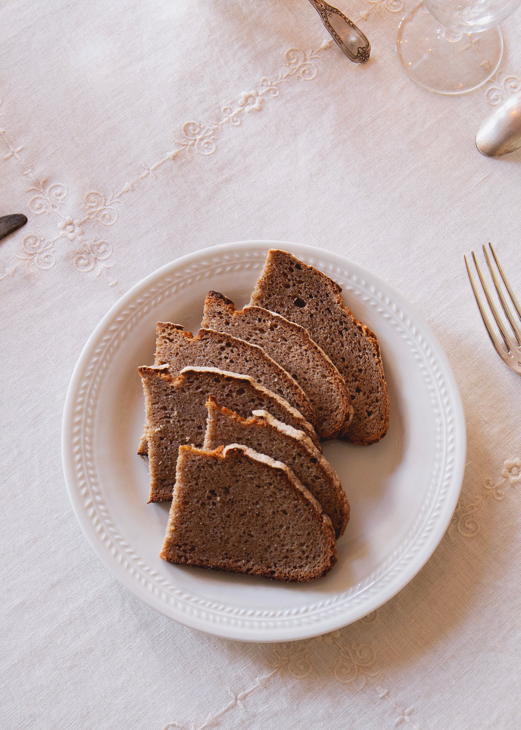 Coffret de 6 assiettes à dîner Empire, 6 assiettes à dessert Empire et 6 assiettes à pain Empire en porcelaine banche