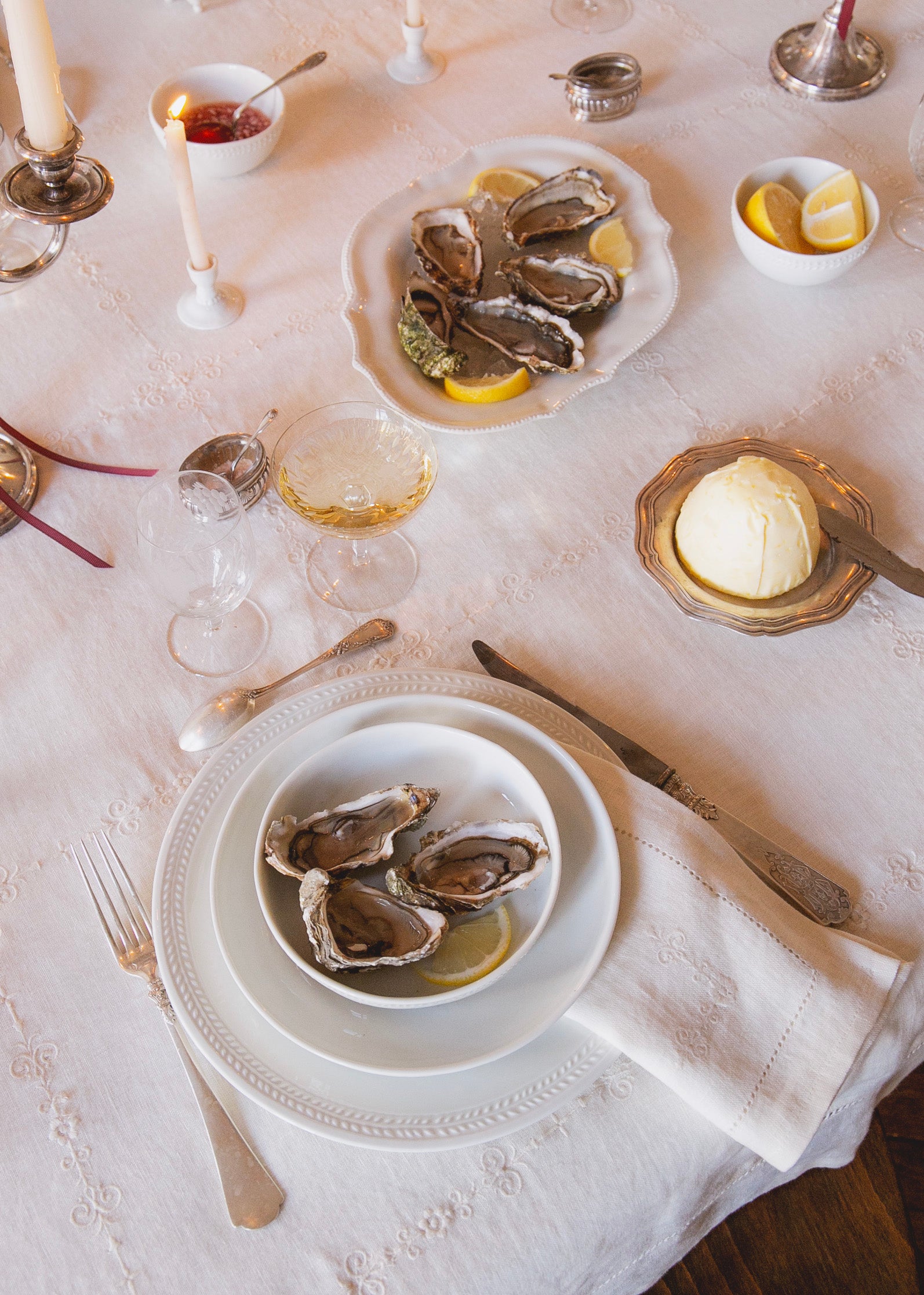 Plat de présentation Volute Louis XVI en porcelaine blanche
