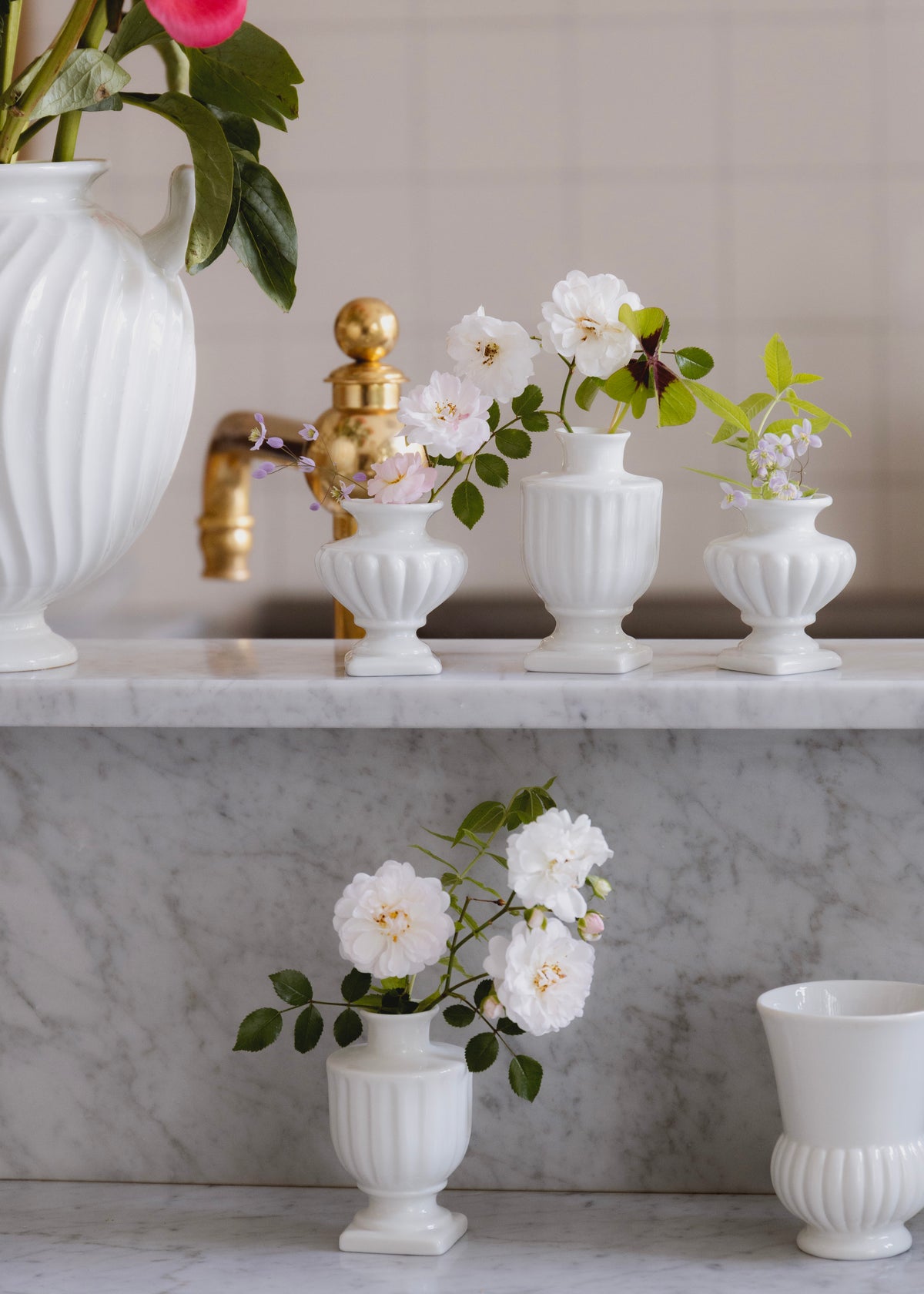 Corinthe bud vase in white porcelain