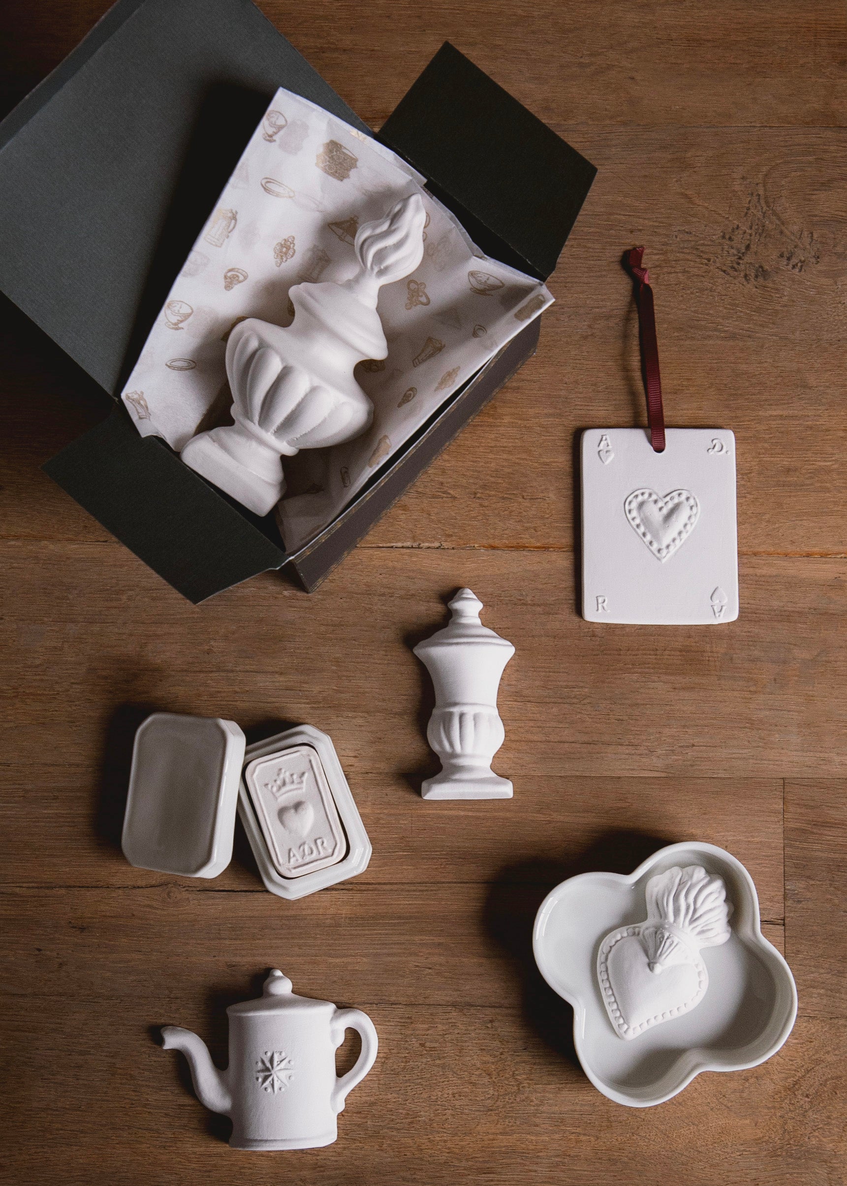 Sculpture à parfumer Carte As de coeur en porcelaine blanche