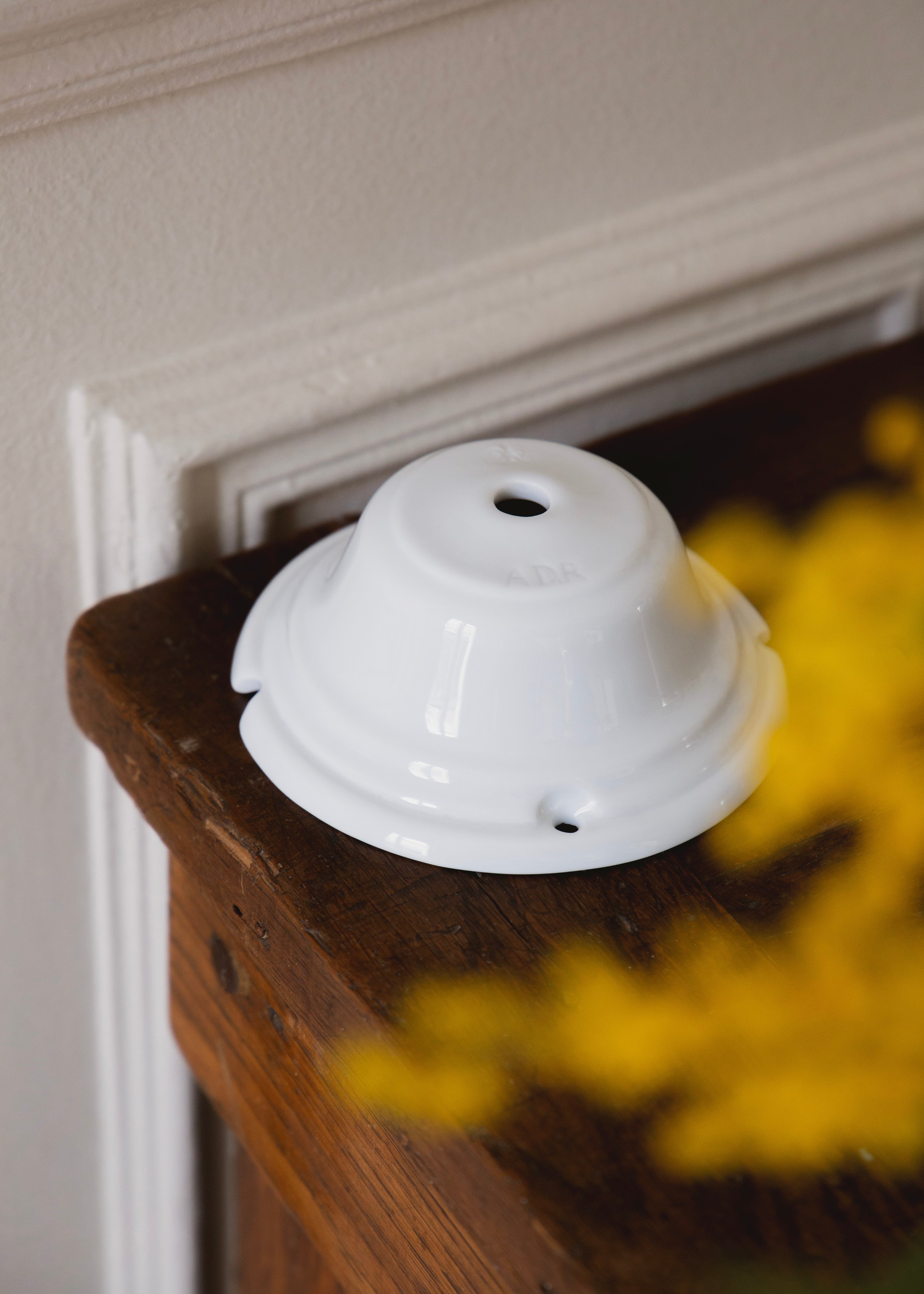 Grand cache domino rosace en porcelaine blanche