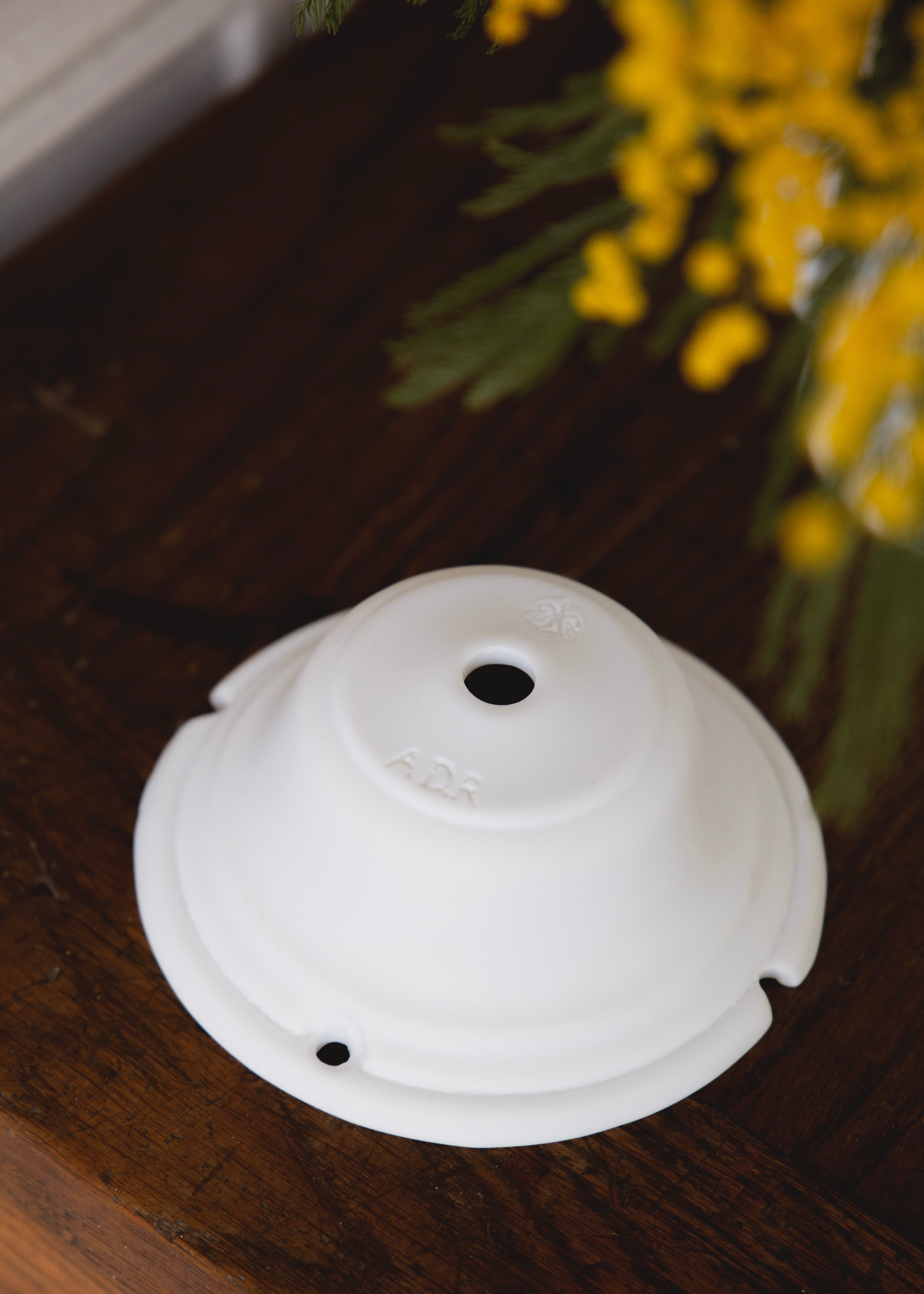 Grand cache domino rosace en porcelaine blanche