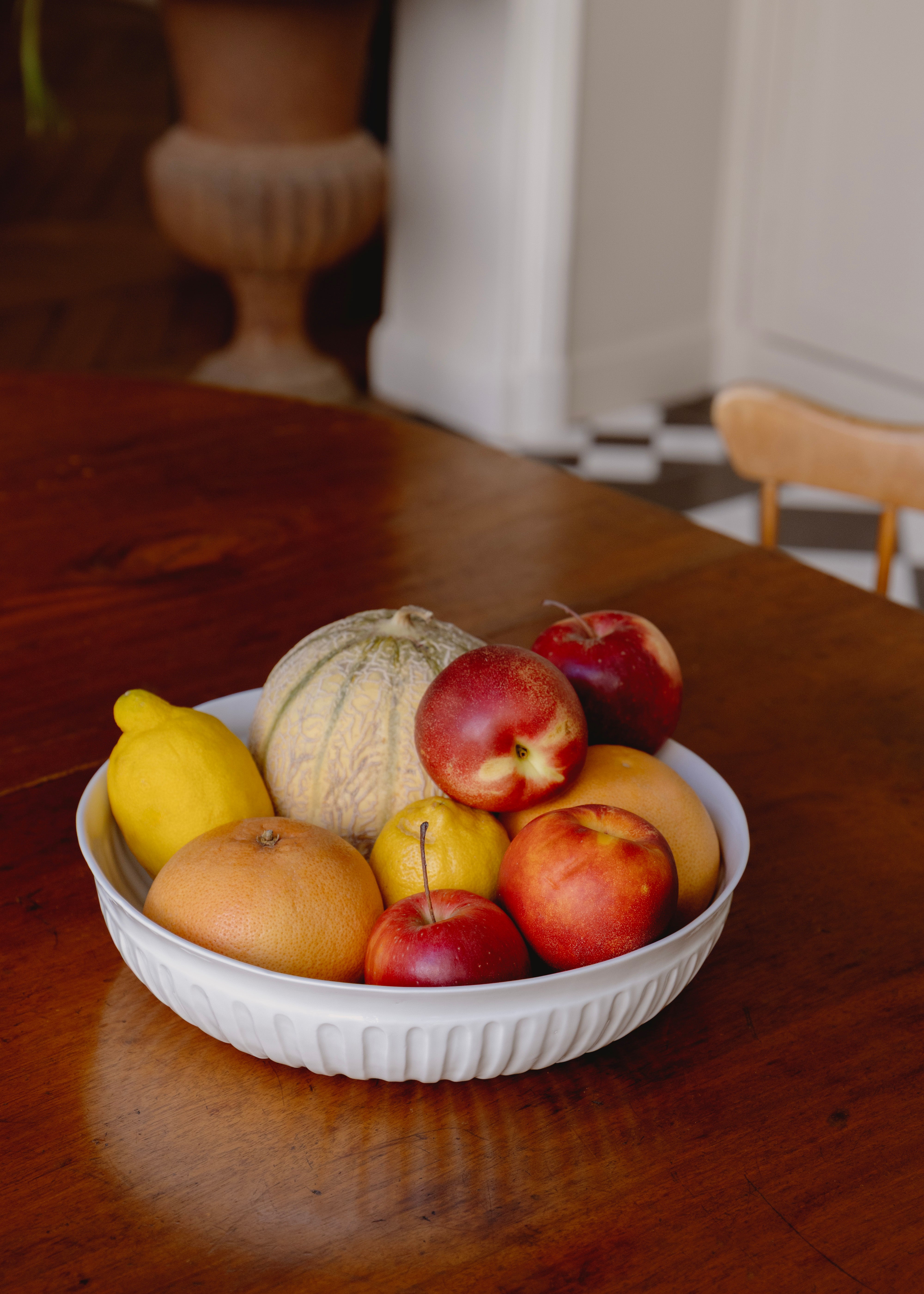Corinthe large fruit bowl in white porcelain