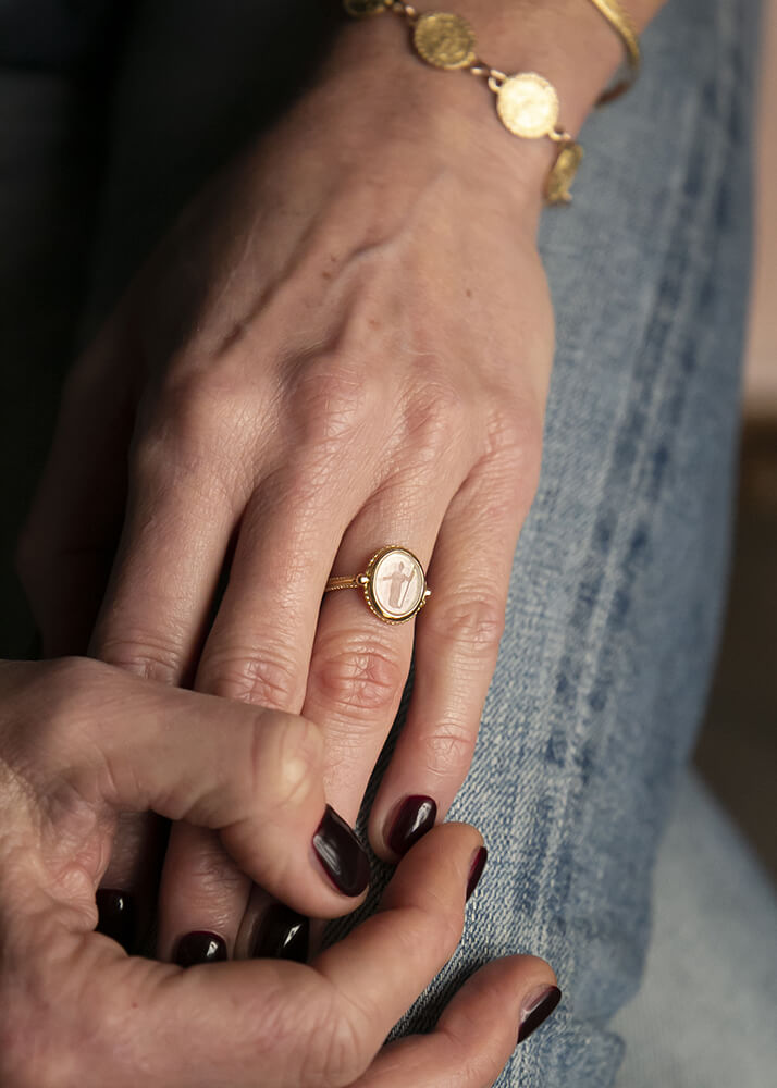 Minerva intaglio ring in 18-carat gold and rock crystal