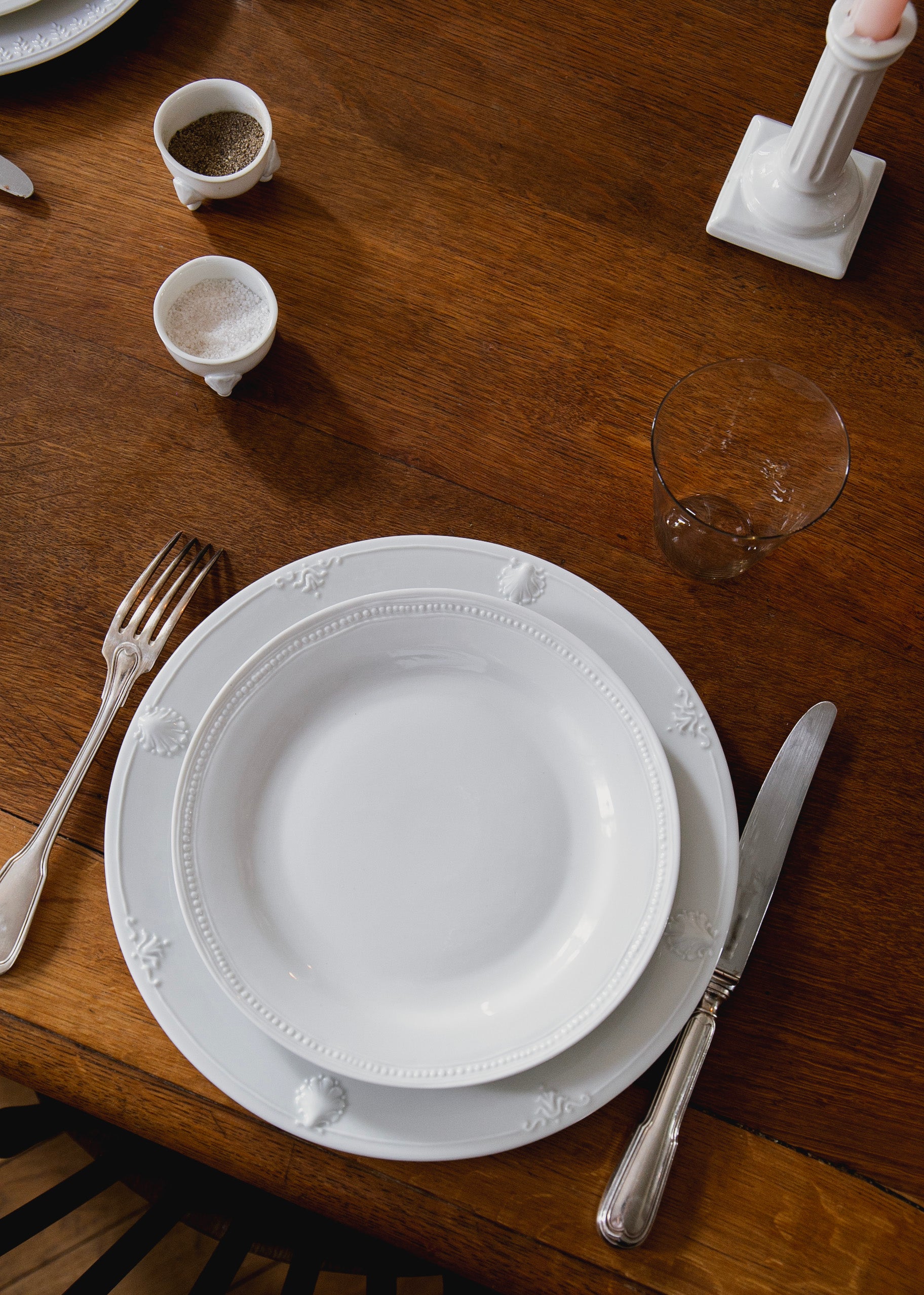 Assiette à dessert Louis XVI en porcelaine blanche