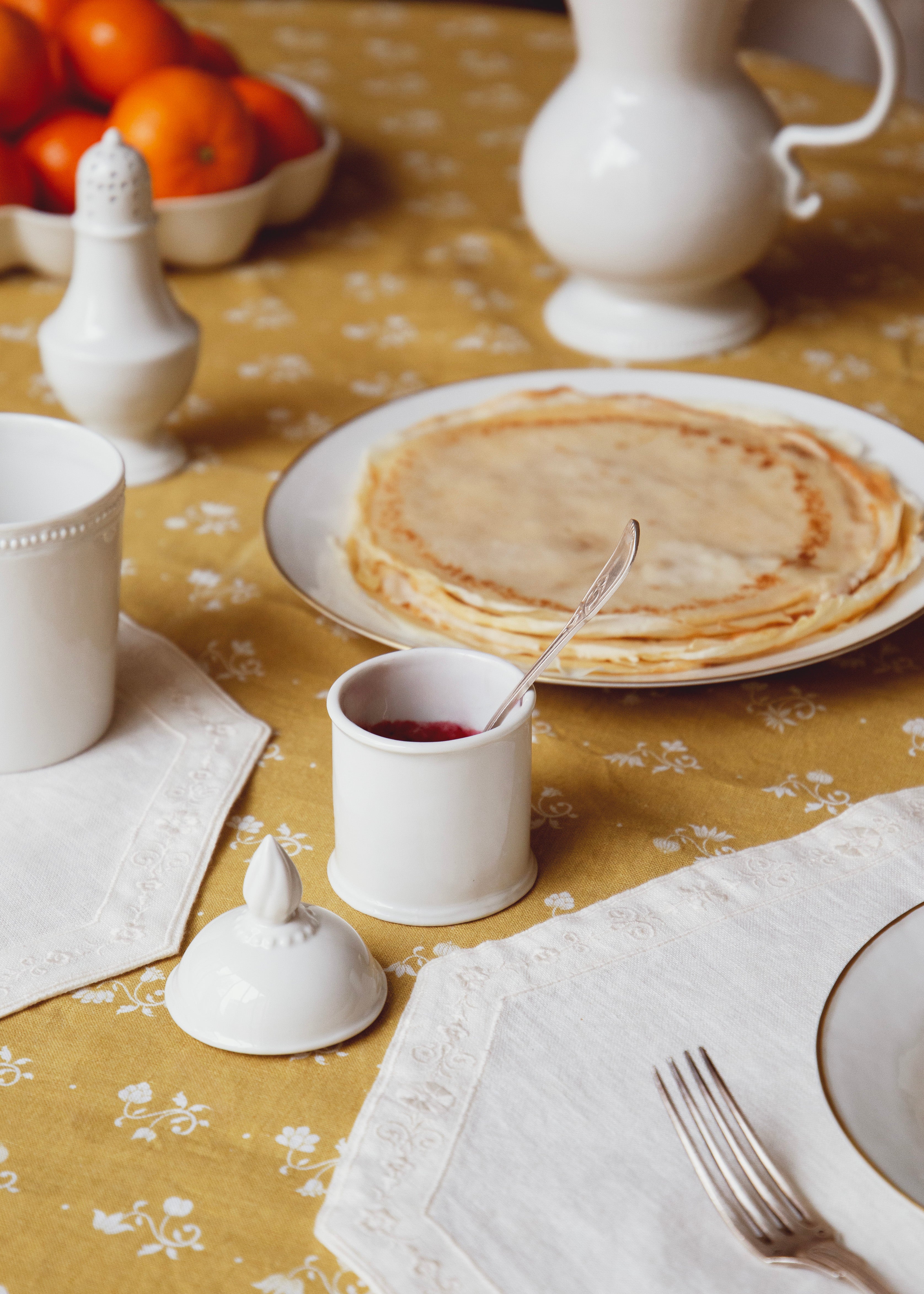 Apothecary jar small Simple model in white porcelain
