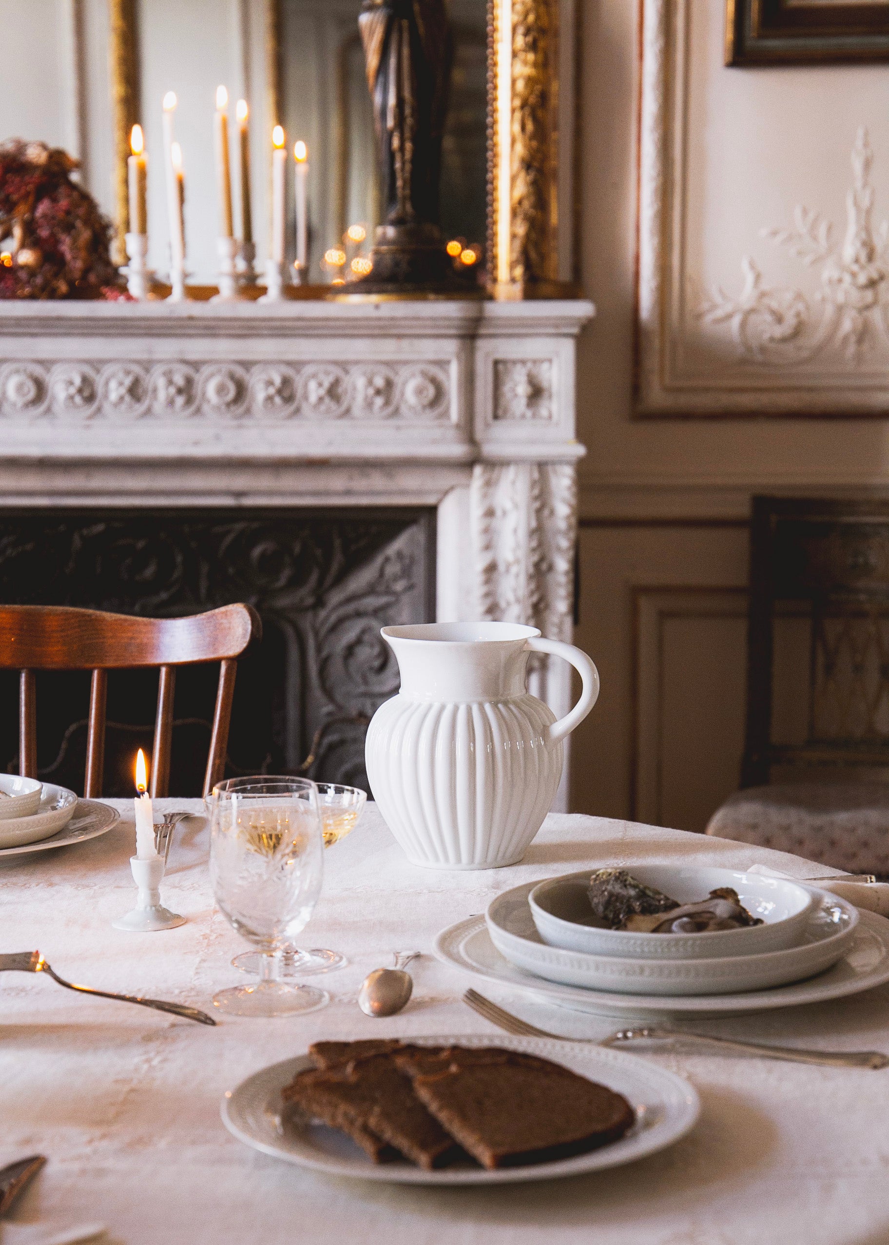 Godron pitcher in white porcelain