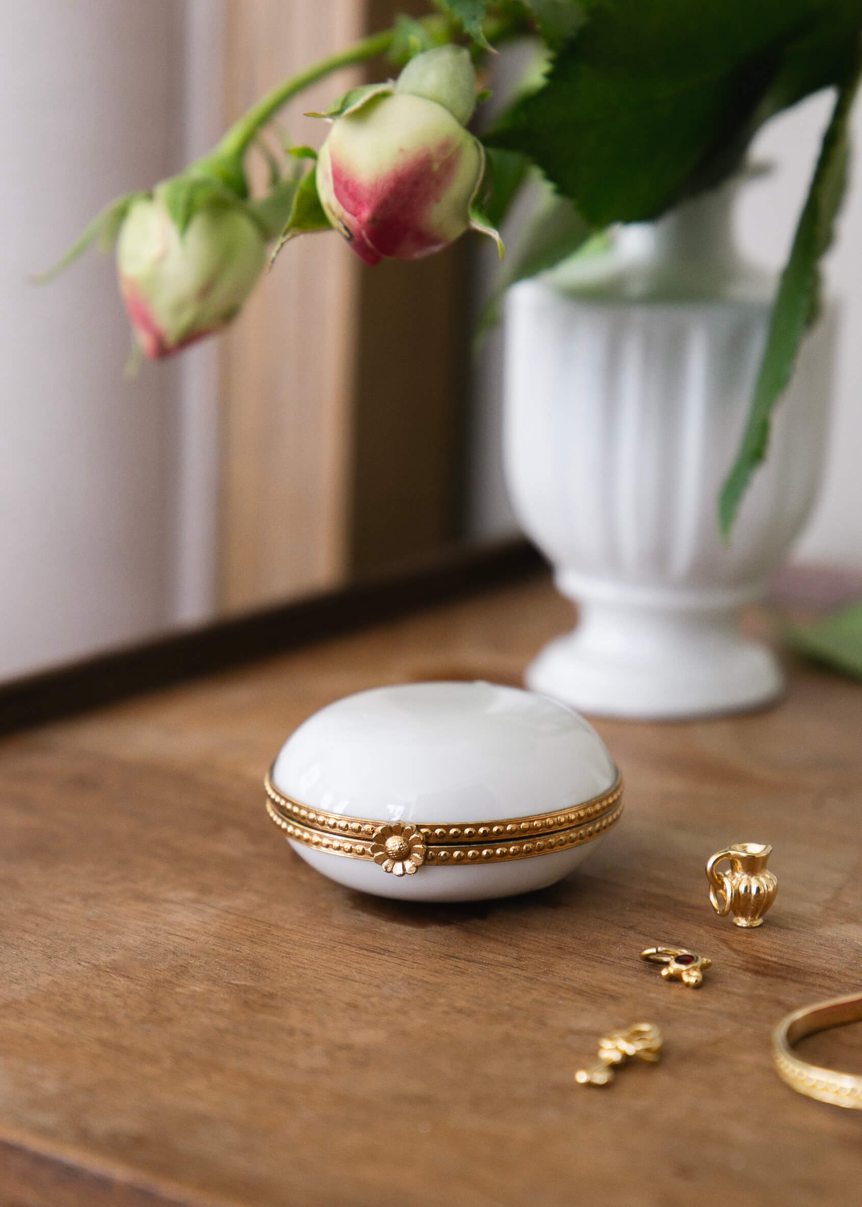 Pilulier en porcelaine blanche serti en laiton