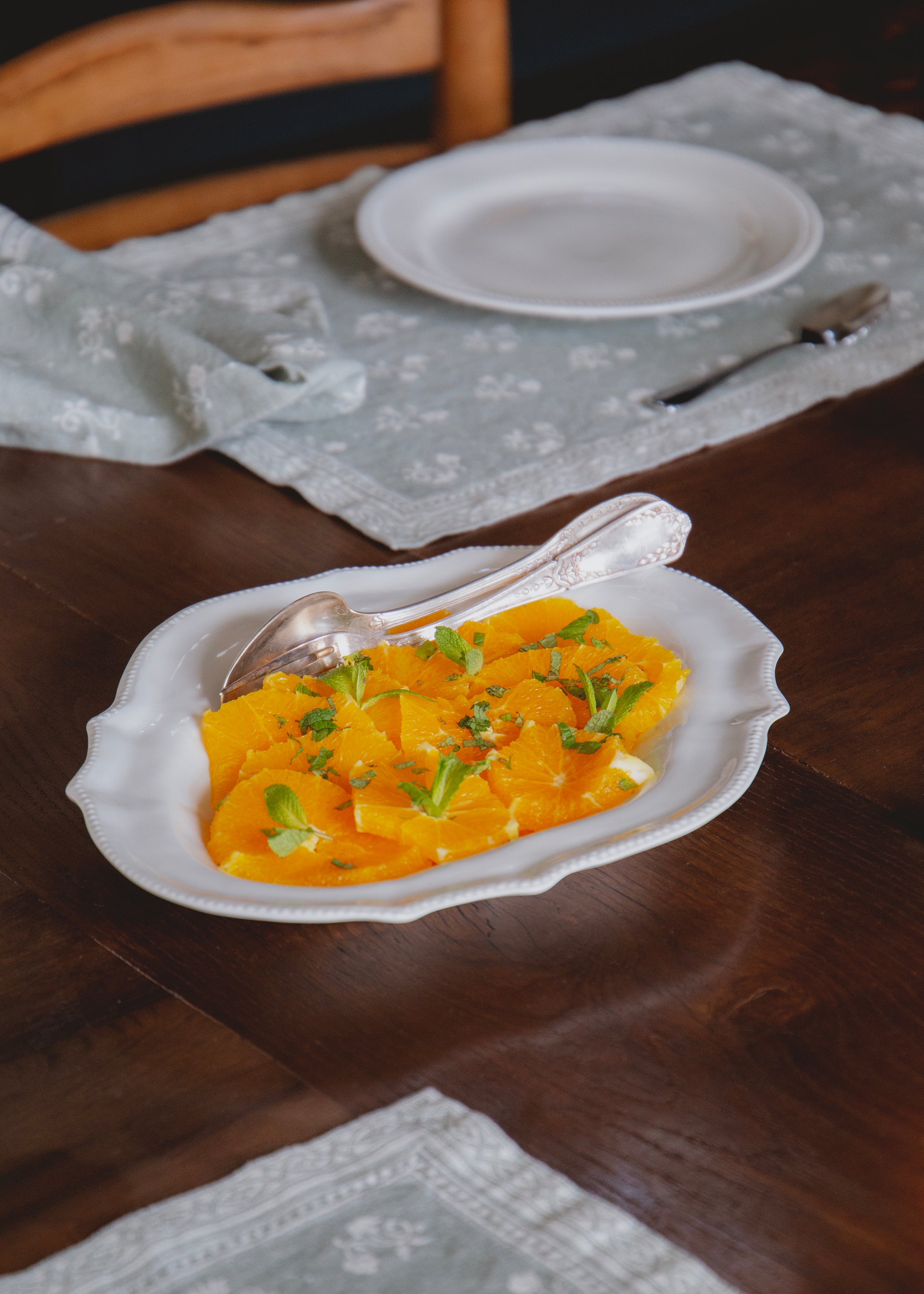 Volute Louis XVI presentation dish in white porcelain.