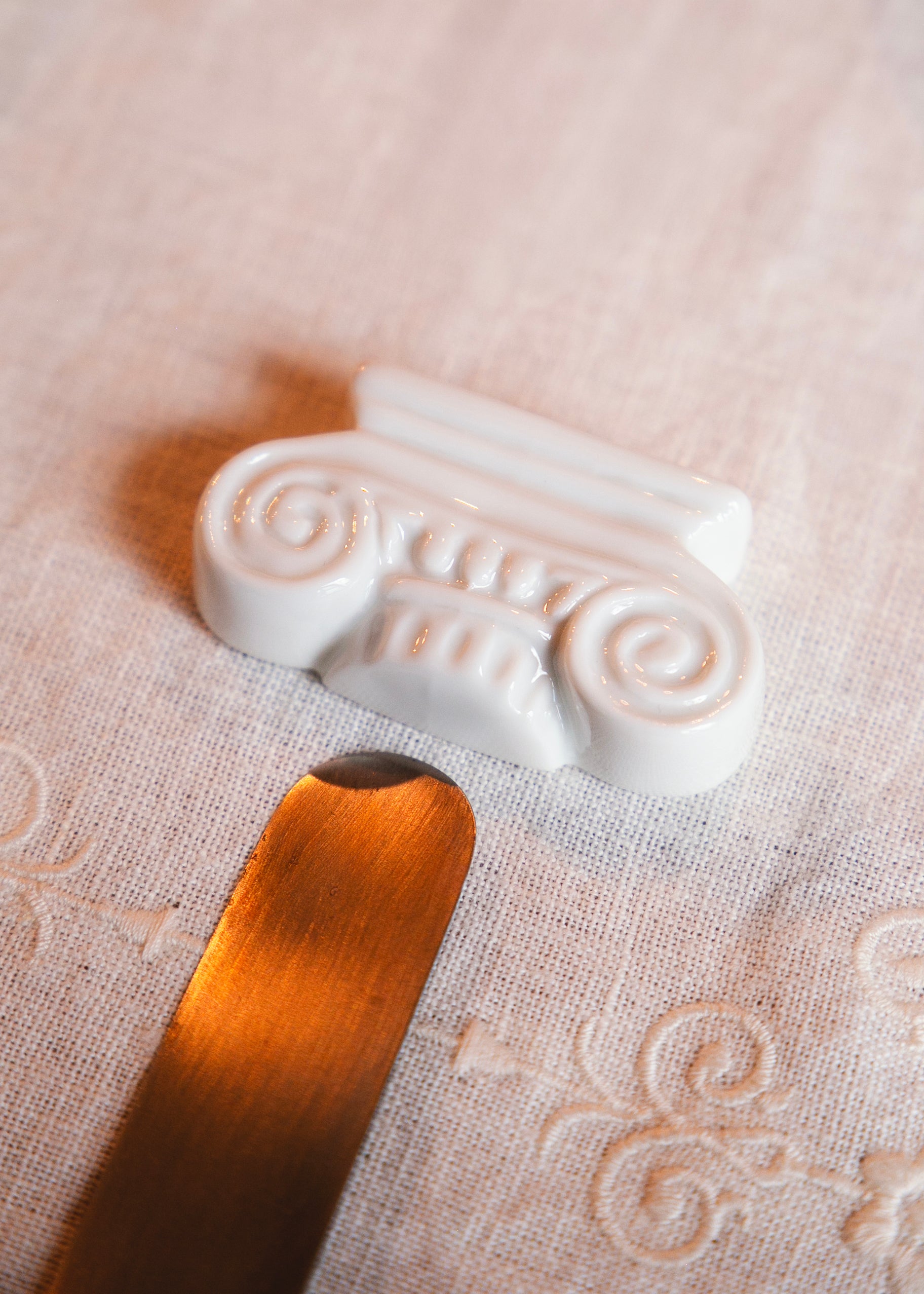 Porte-couteaux Corinthe en porcelaine blanche