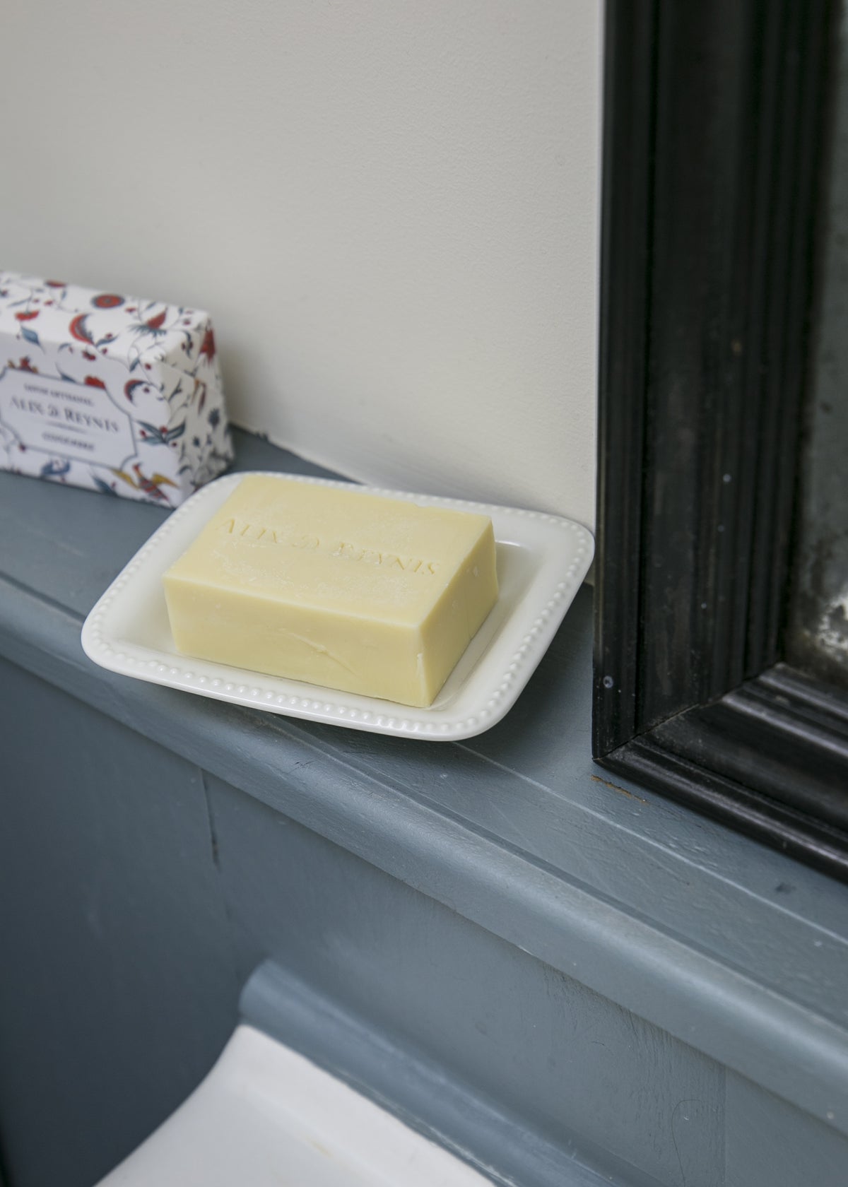 Oreste soap dish in white porcelain