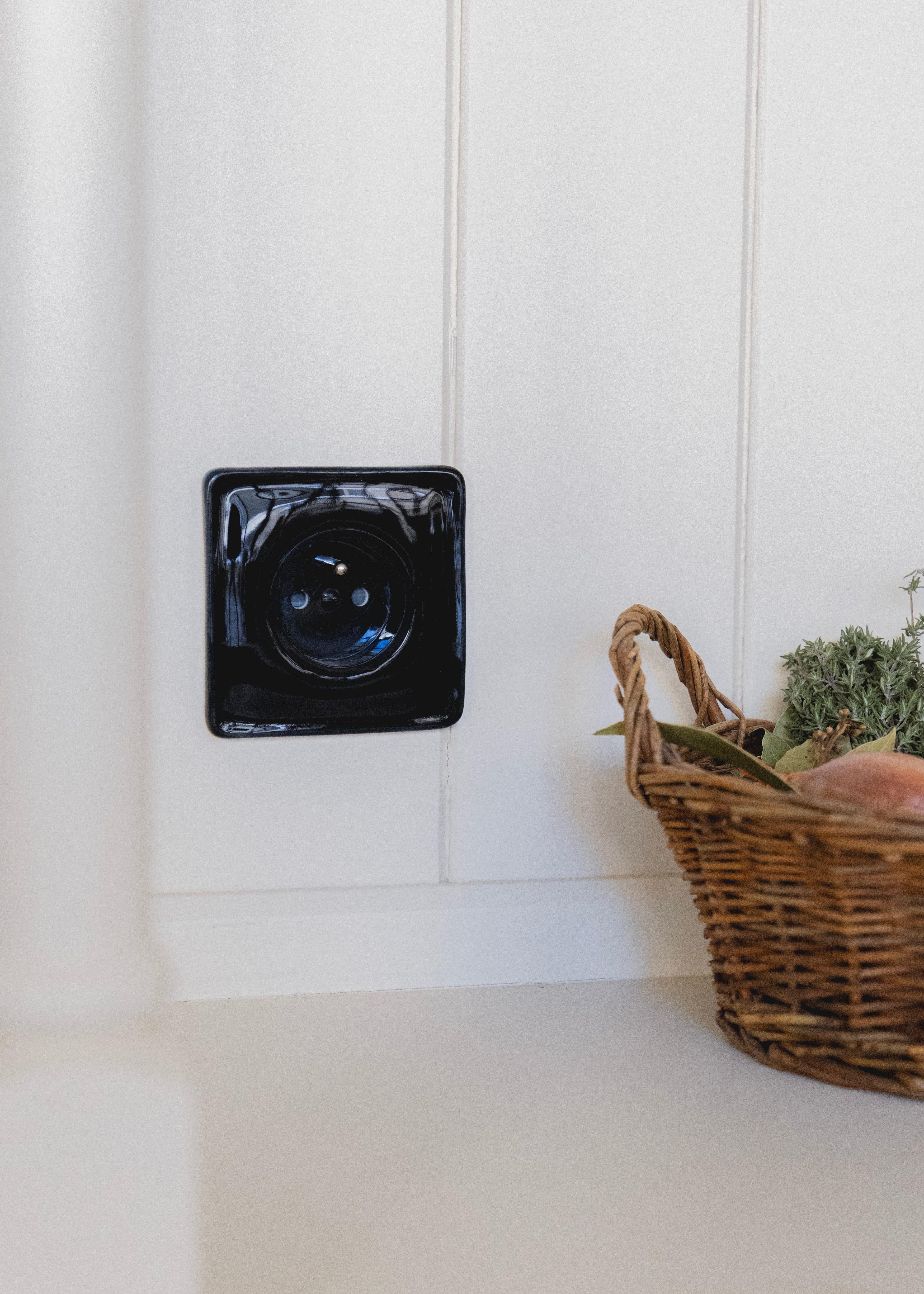 ADR x HI Single Socket in Black Porcelain