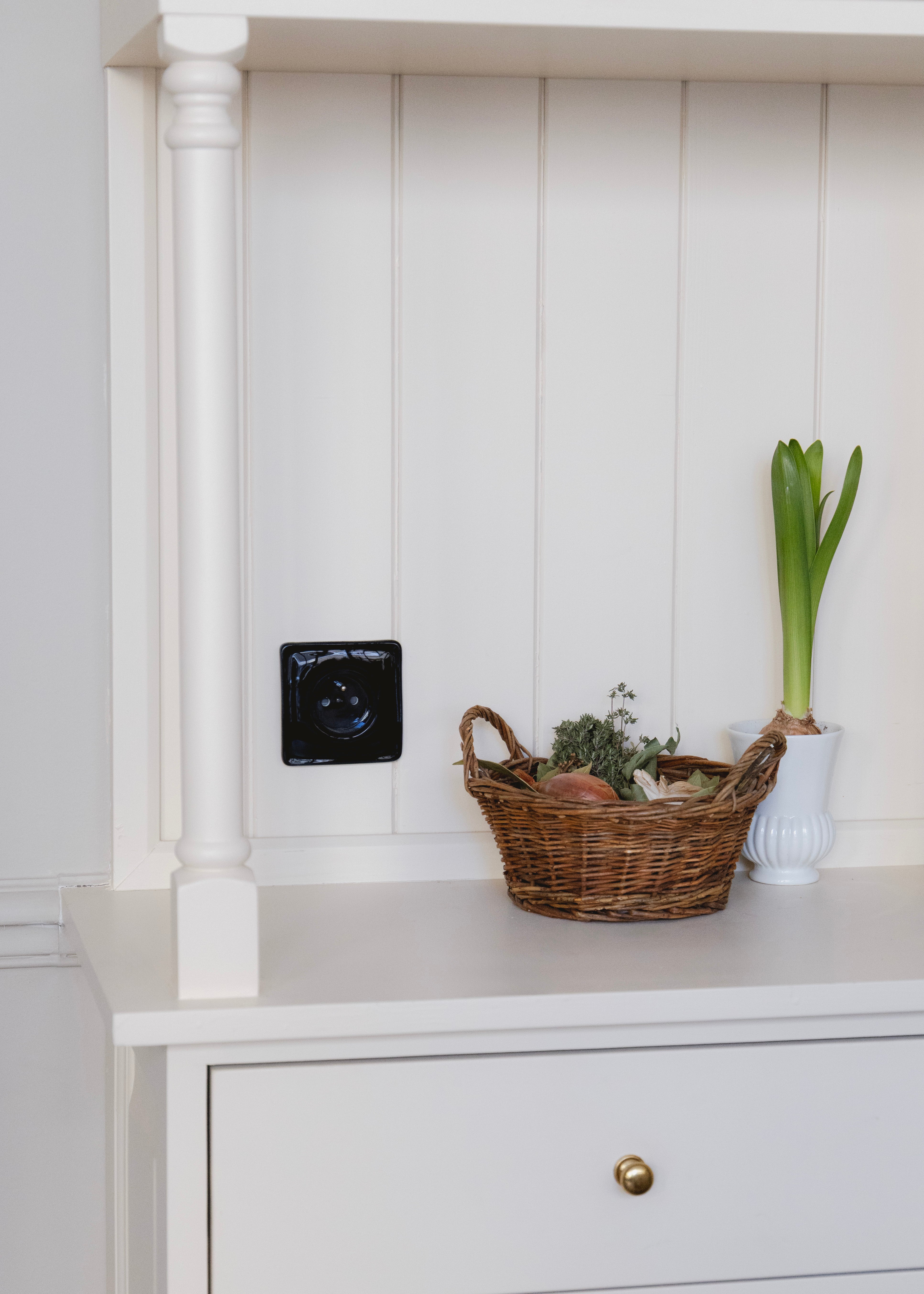 ADR x HI Single Socket in Black Porcelain