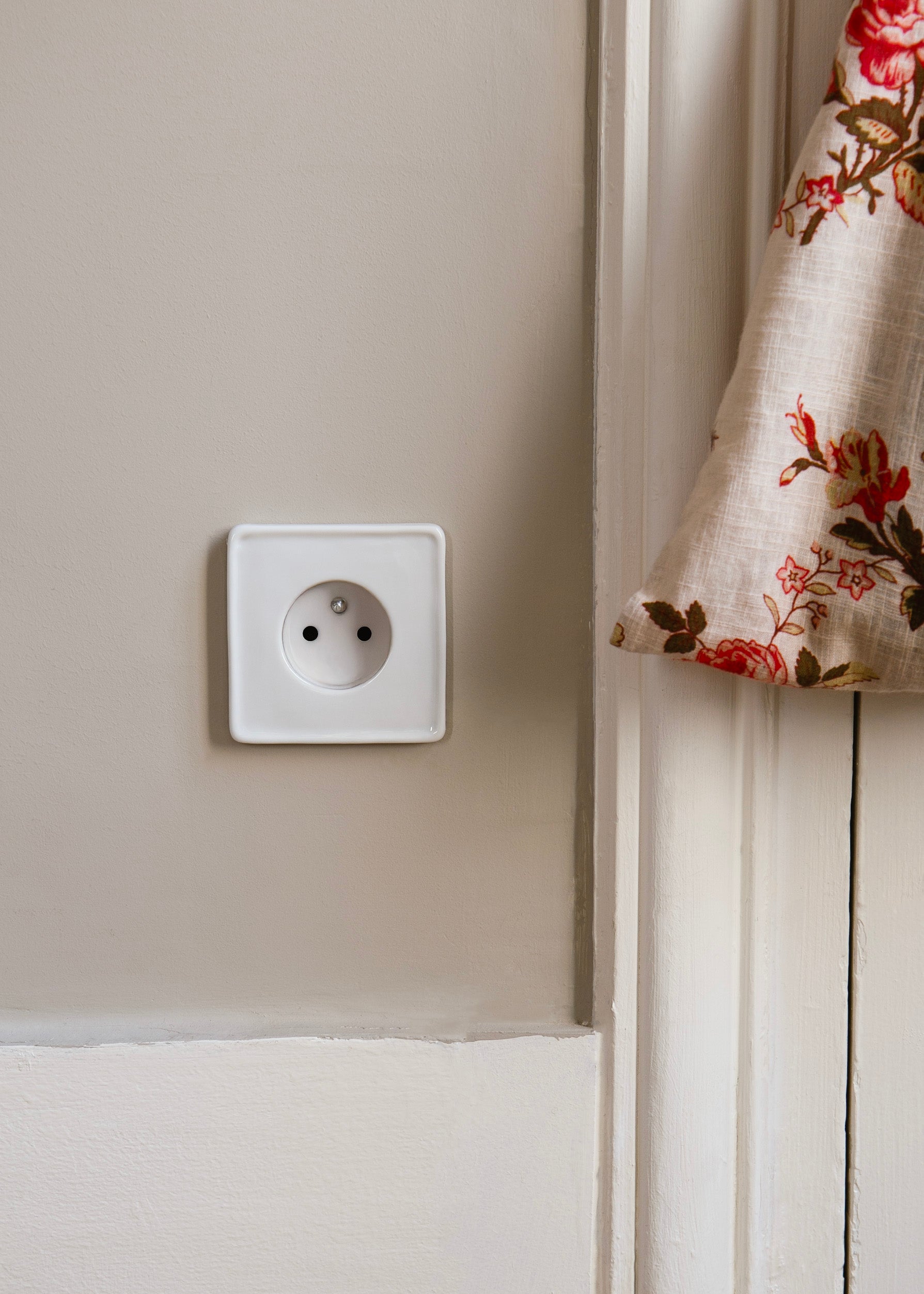 ADR x HI Single Socket in White Porcelain