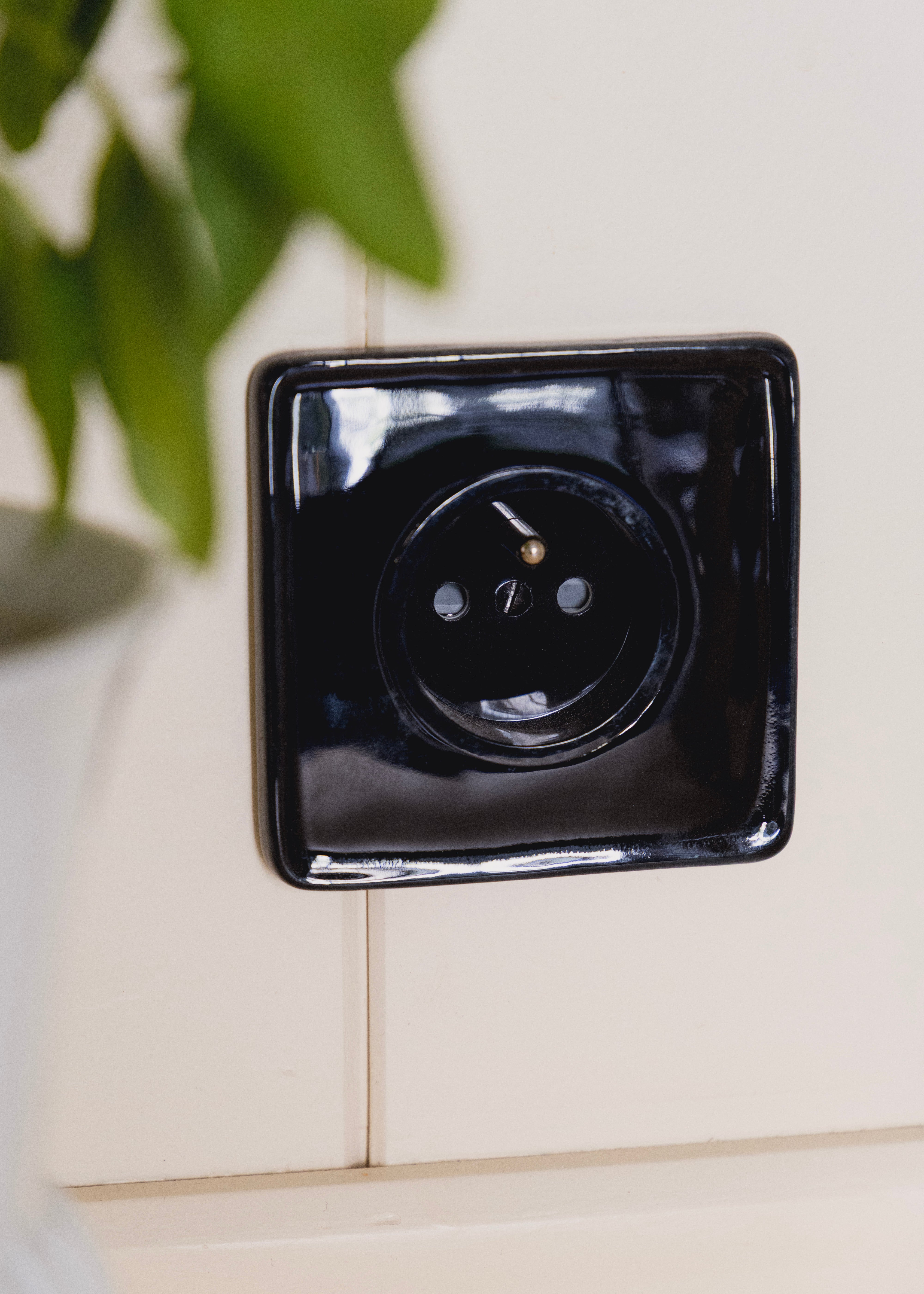 ADR x HI Single Socket in Black Porcelain