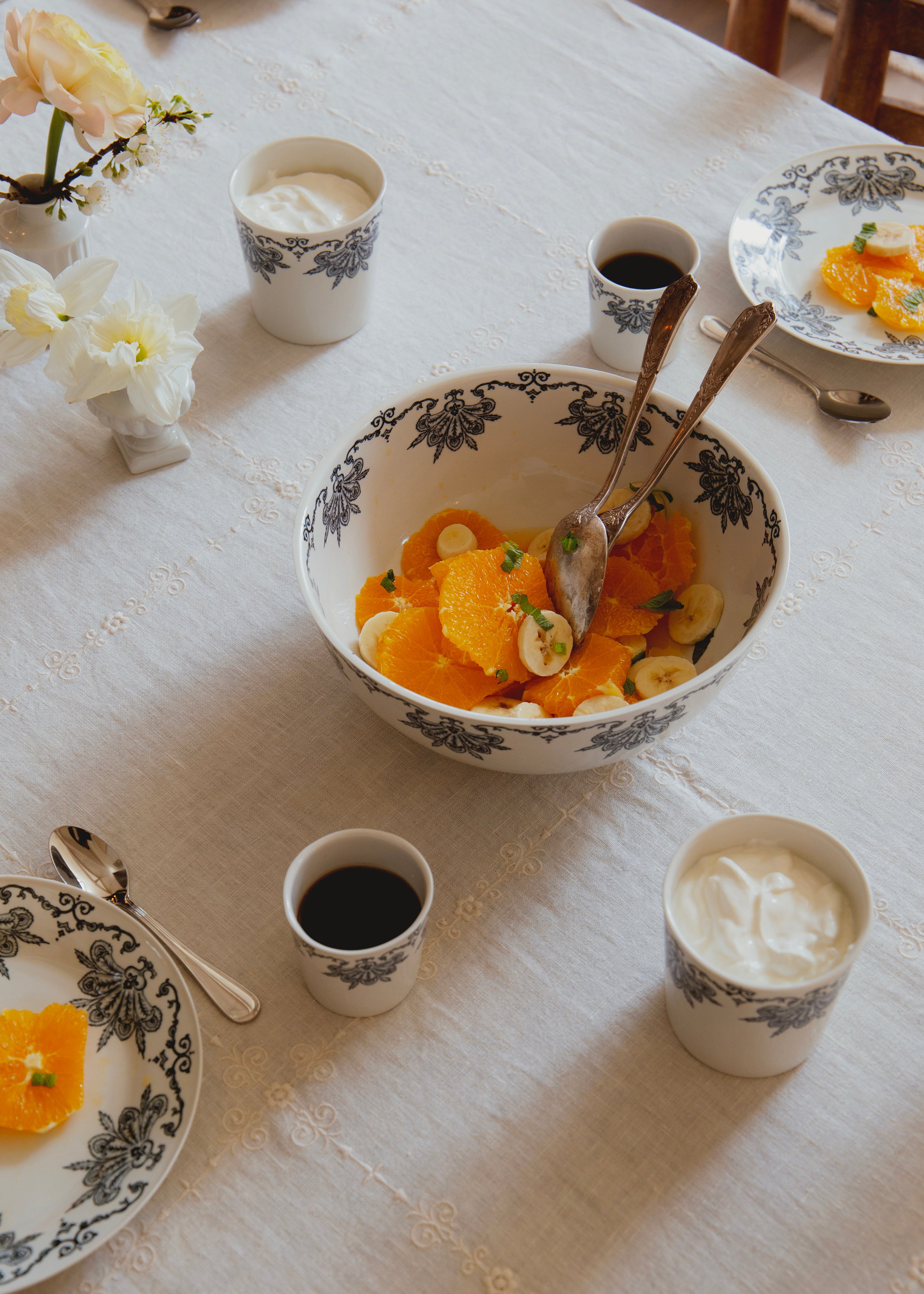 Plume white porcelain round salad bowl