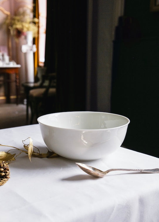 Demeter round salad bowl in white porcelain