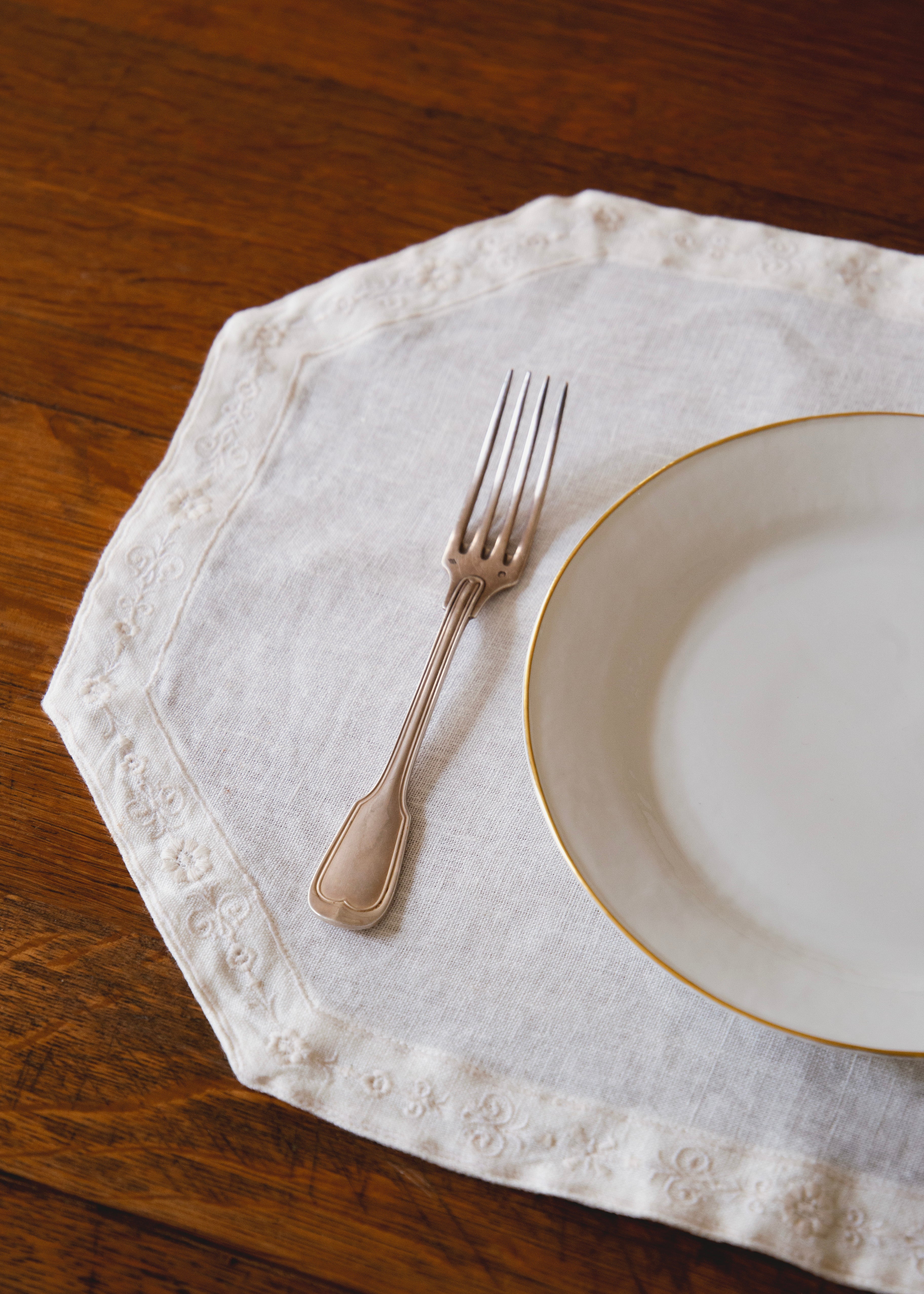 Set de table Eugénie en lin brodé blanc cassé