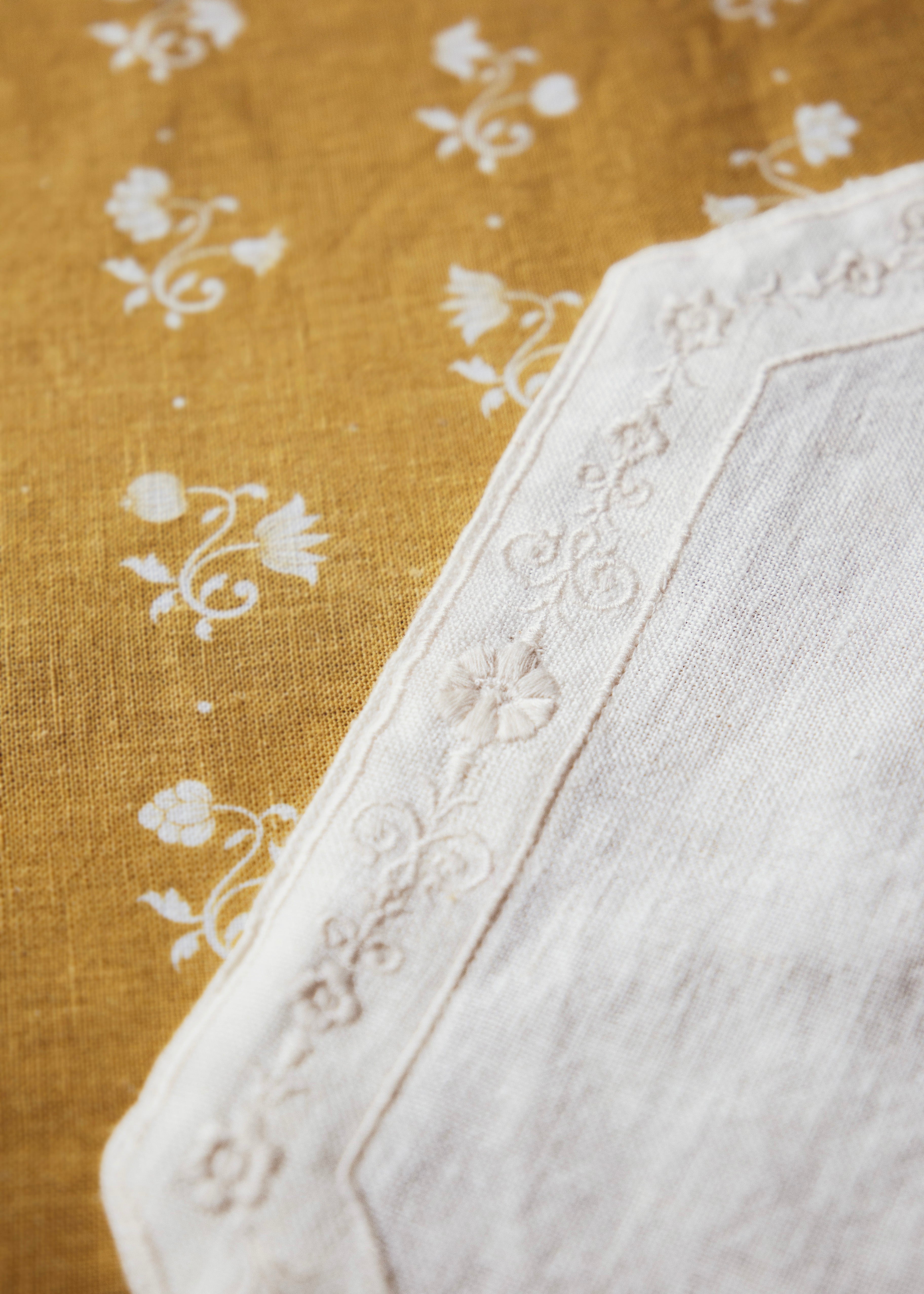 Eugénie placemat in off-white embroidered linen